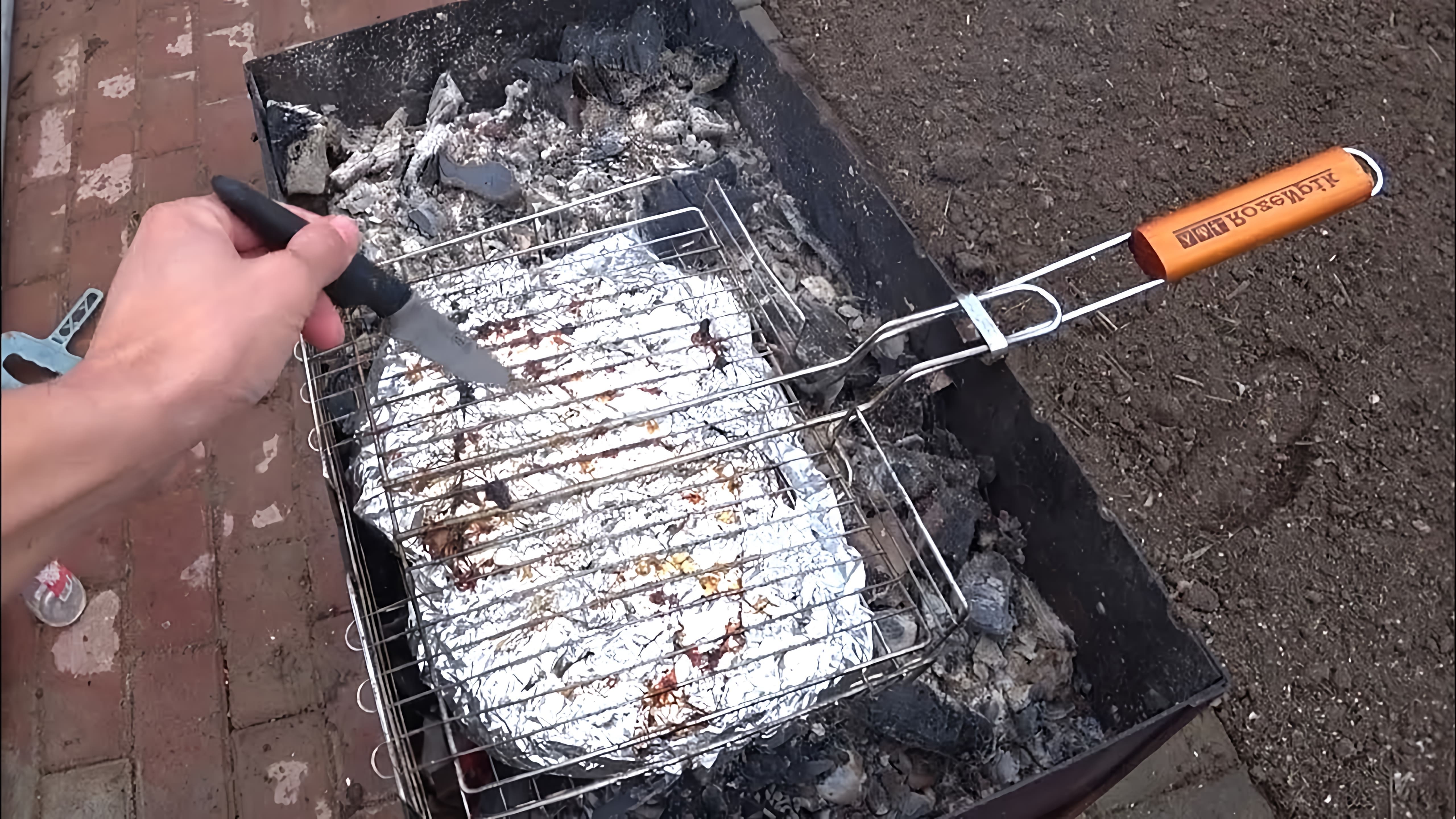 В этом видео демонстрируется рецепт запеченного шашлыка