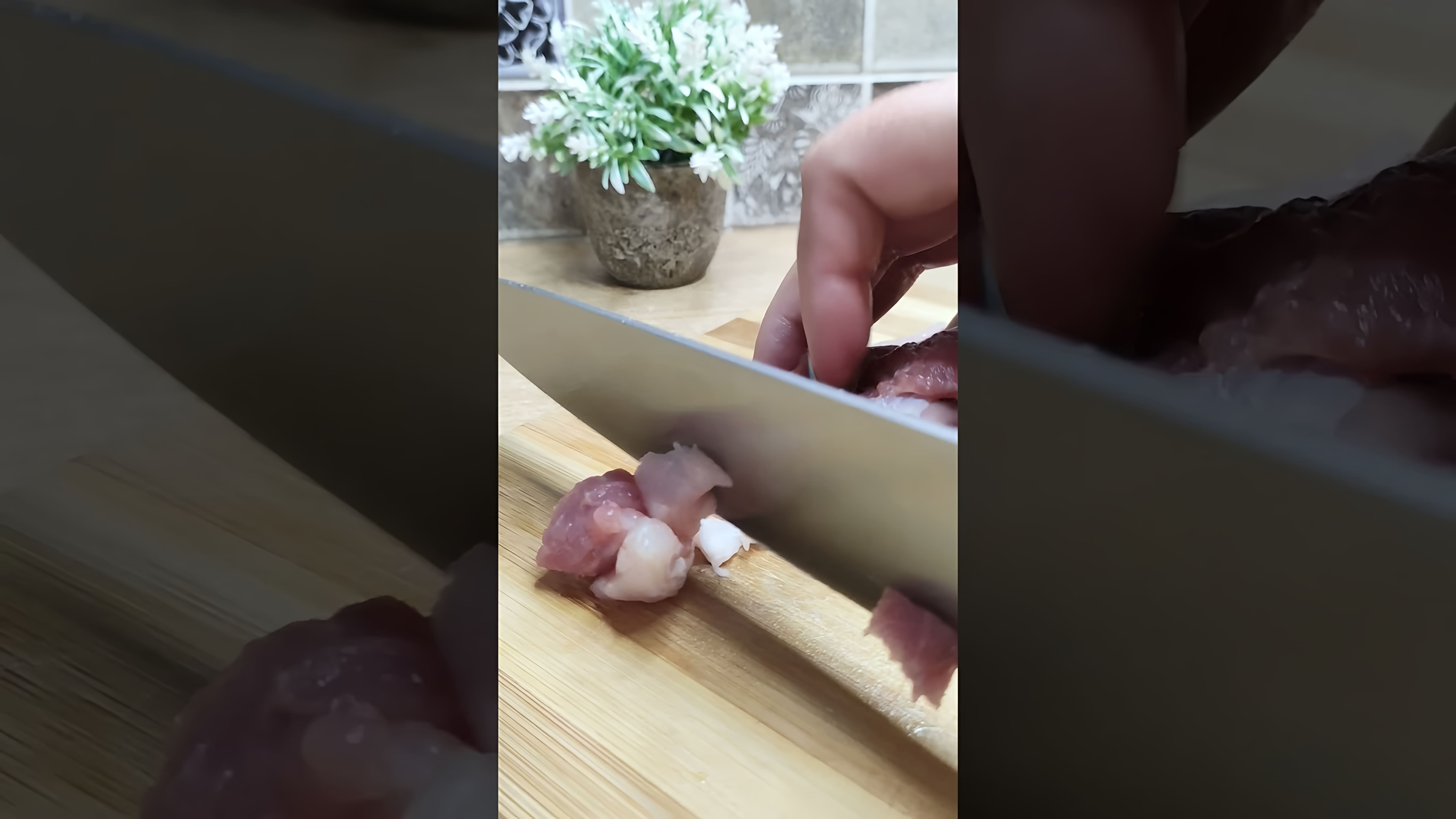 В этом видео демонстрируется процесс приготовления вкусного гуляша из свинины с подливкой