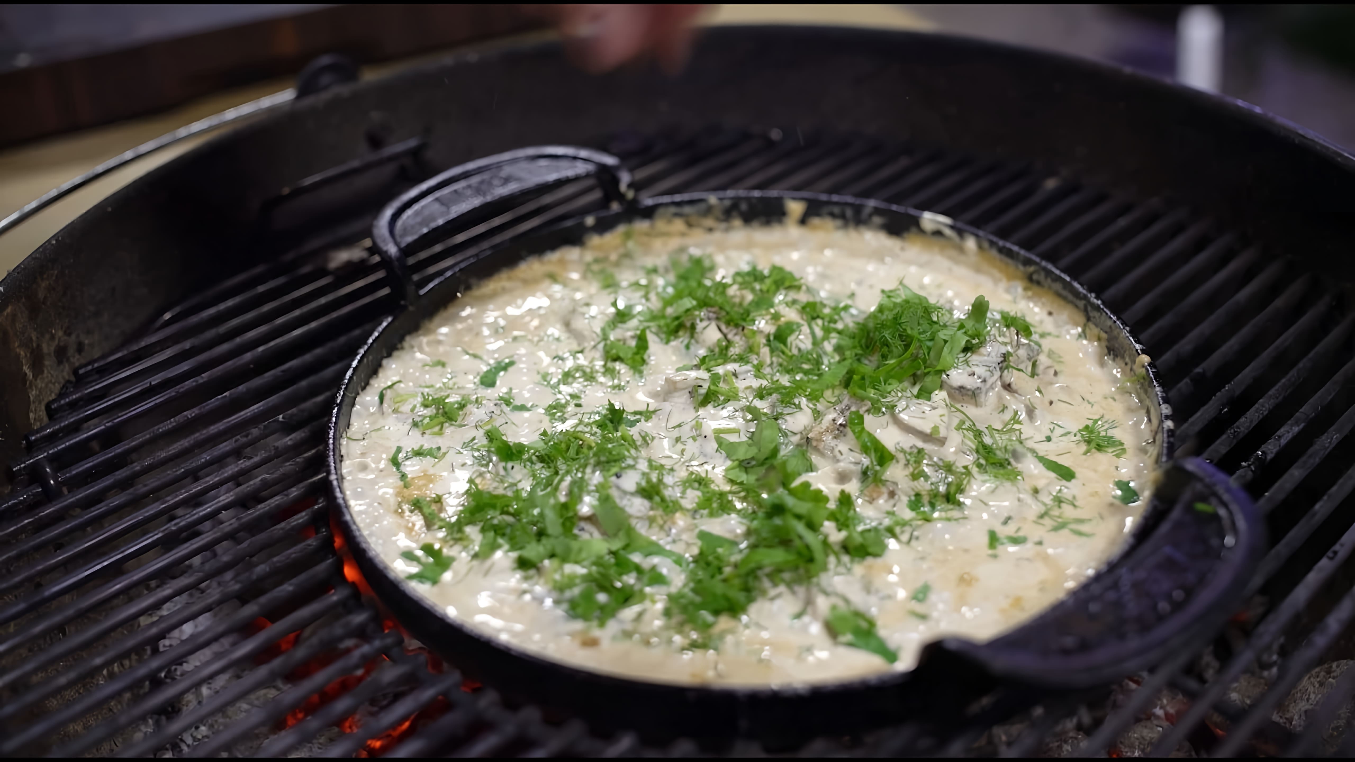 В этом видео демонстрируется простой рецепт приготовления рыбы в сливках на сковородке