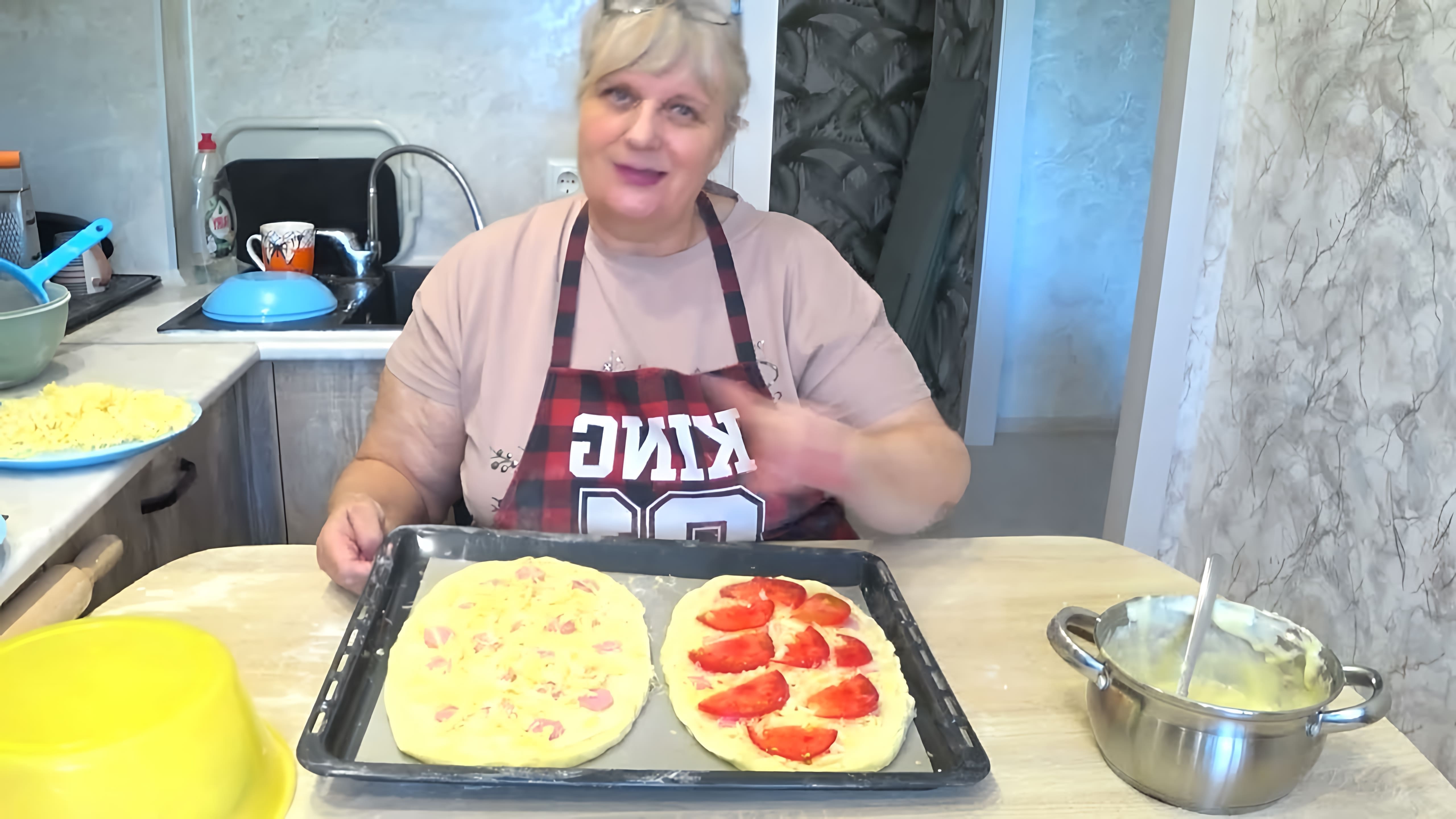 В этом видео демонстрируется рецепт приготовления теста для пиццы без дрожжей