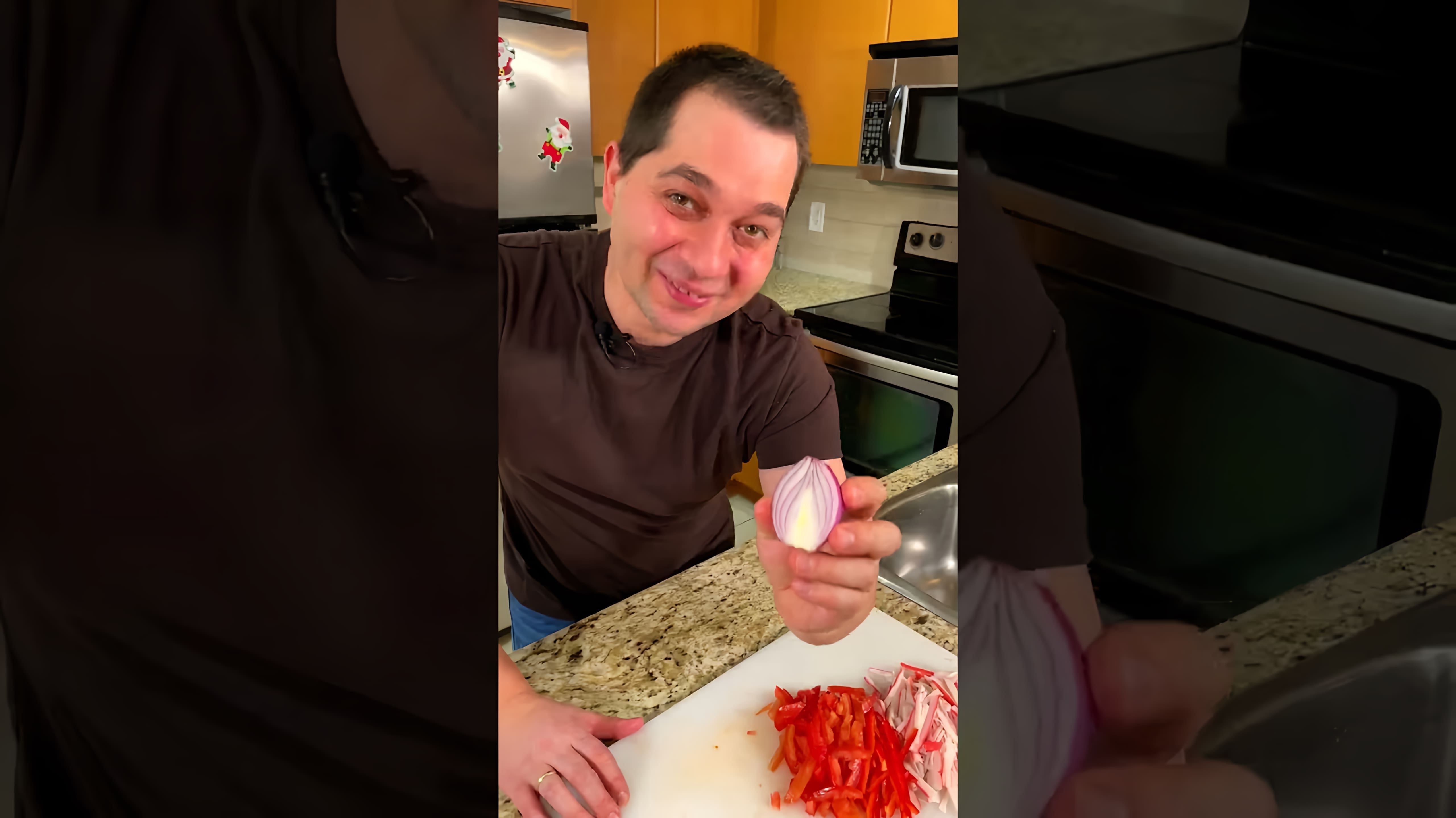 В этом видео демонстрируется рецепт приготовления вкусного салата с крабовыми палочками