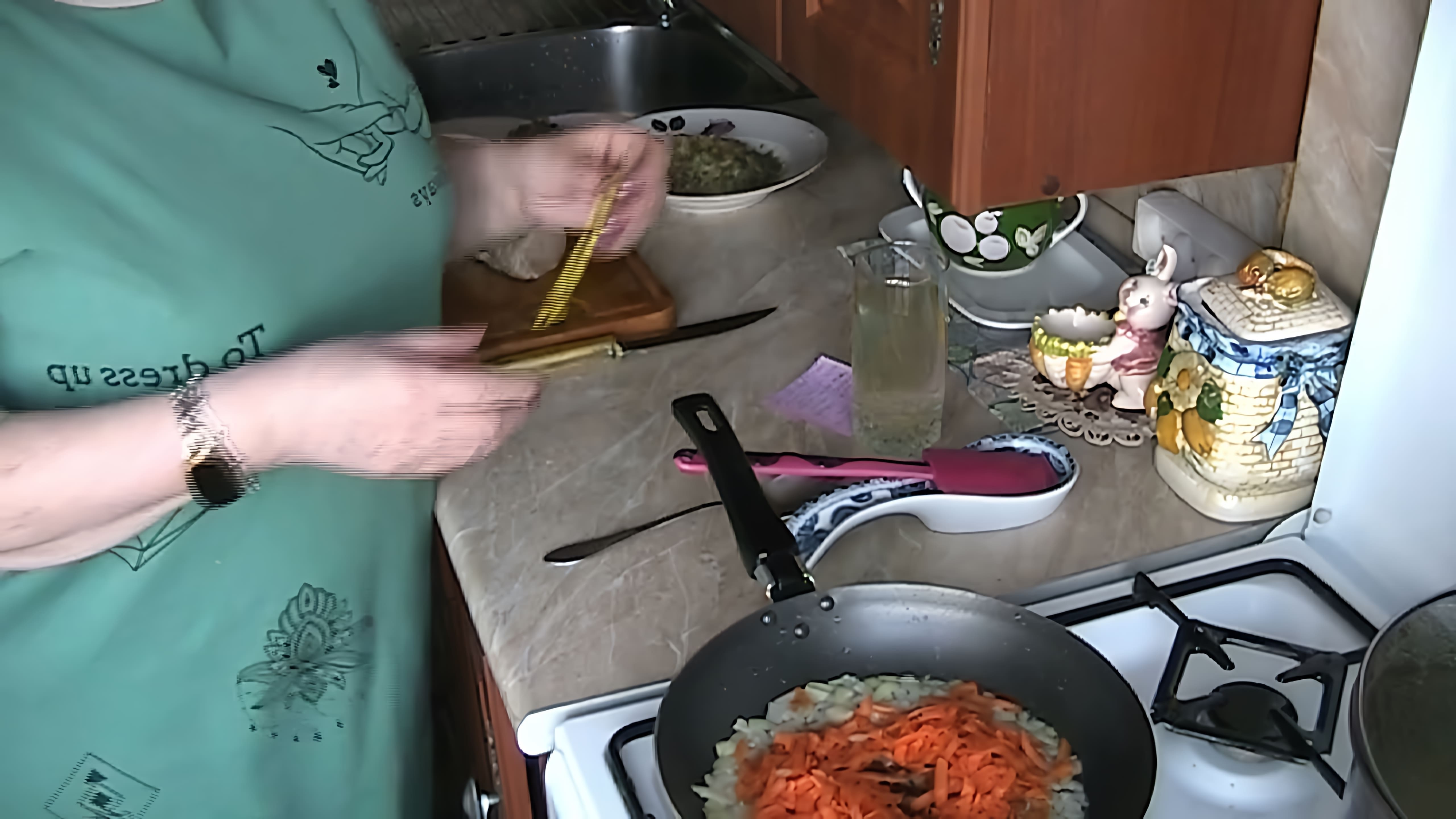 В этом видео Татьяна показывает, как приготовить классический рассольник с перловкой и солеными огурцами