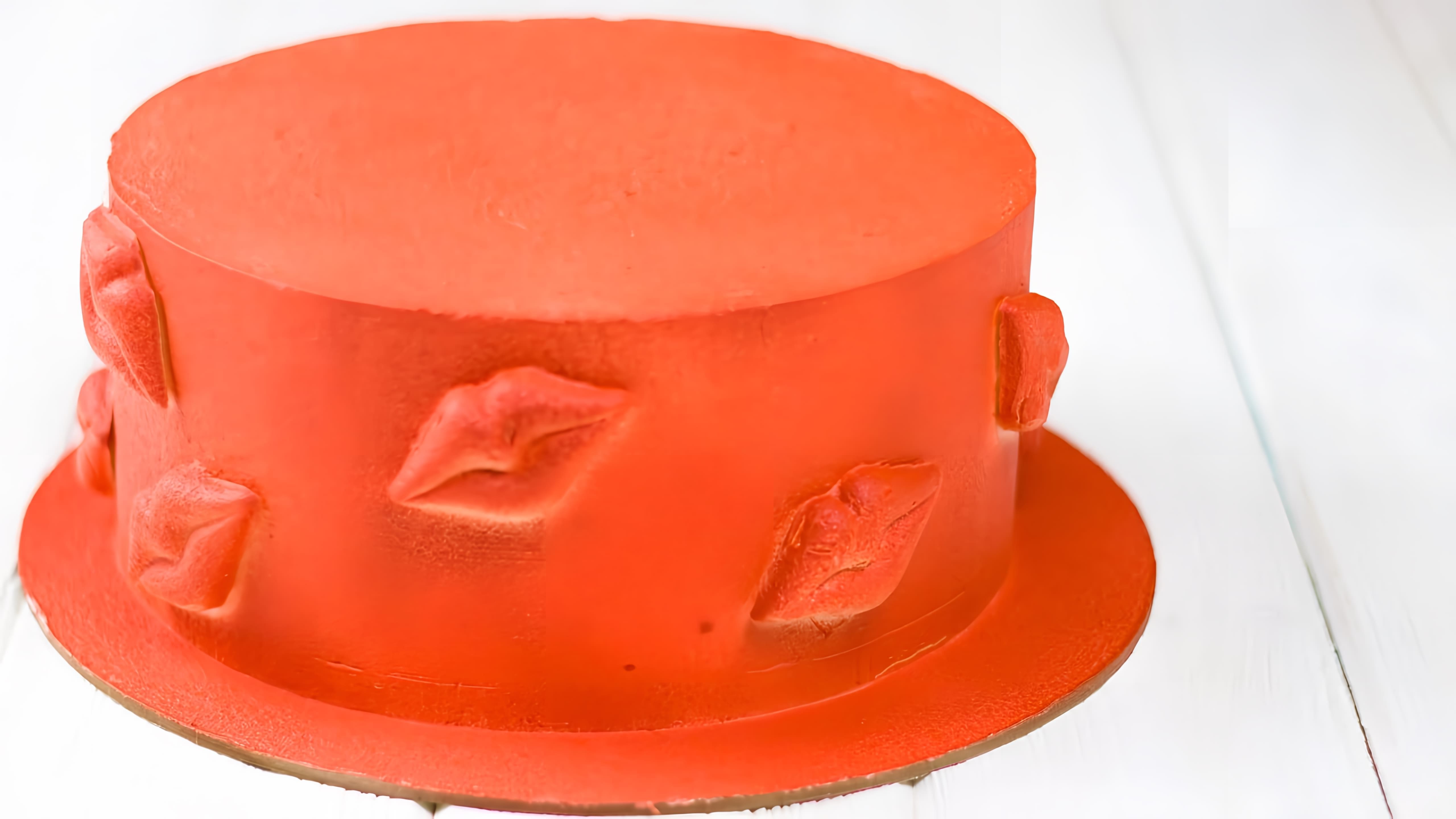В этом видео показано, как украсить торт велюром без использования краскопульта