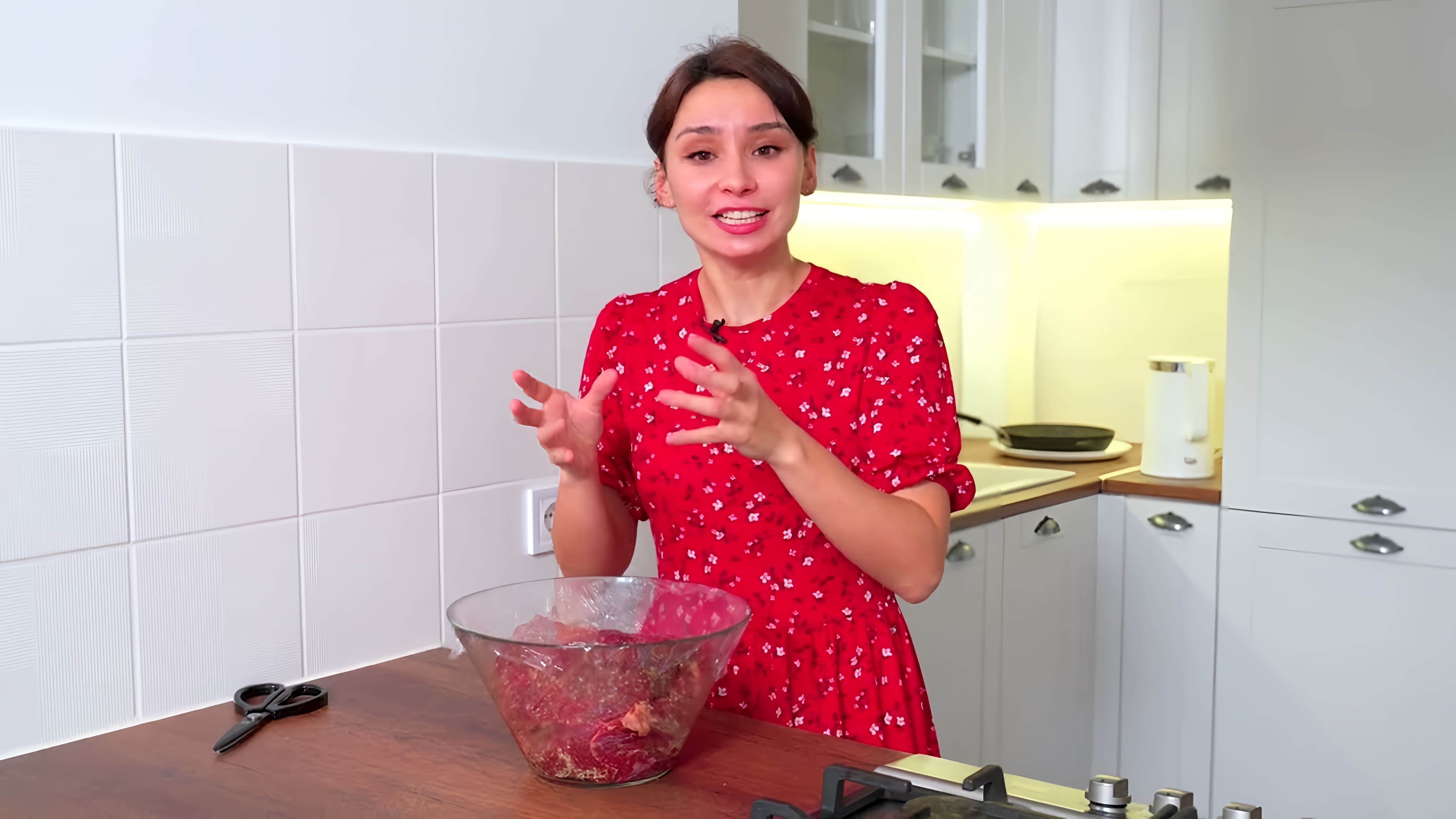 В этом видео демонстрируется простой и удобный способ запекания говядины в духовке
