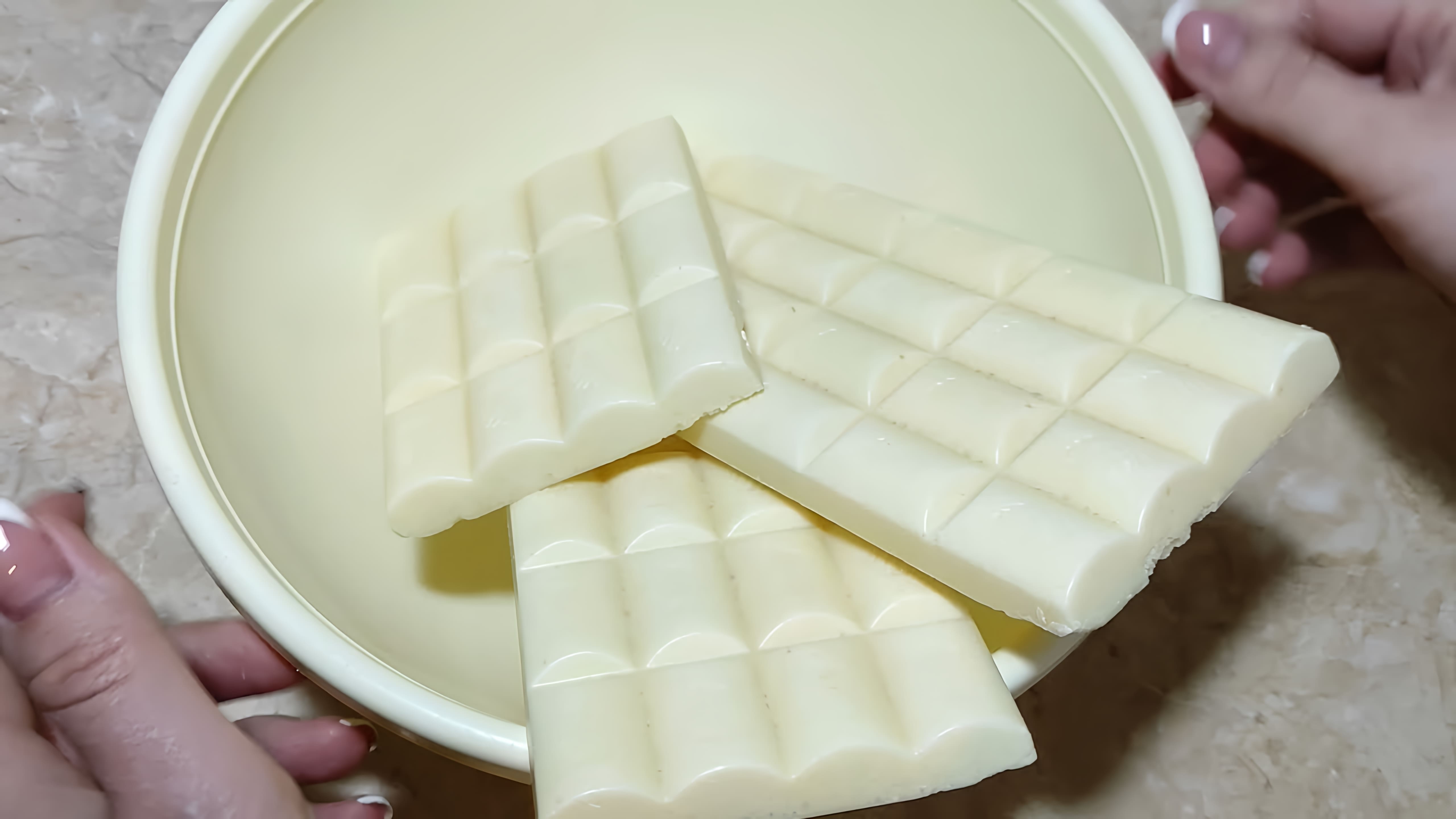 В этом видео демонстрируется процесс приготовления белого шоколадного ганаша для покрытия торта