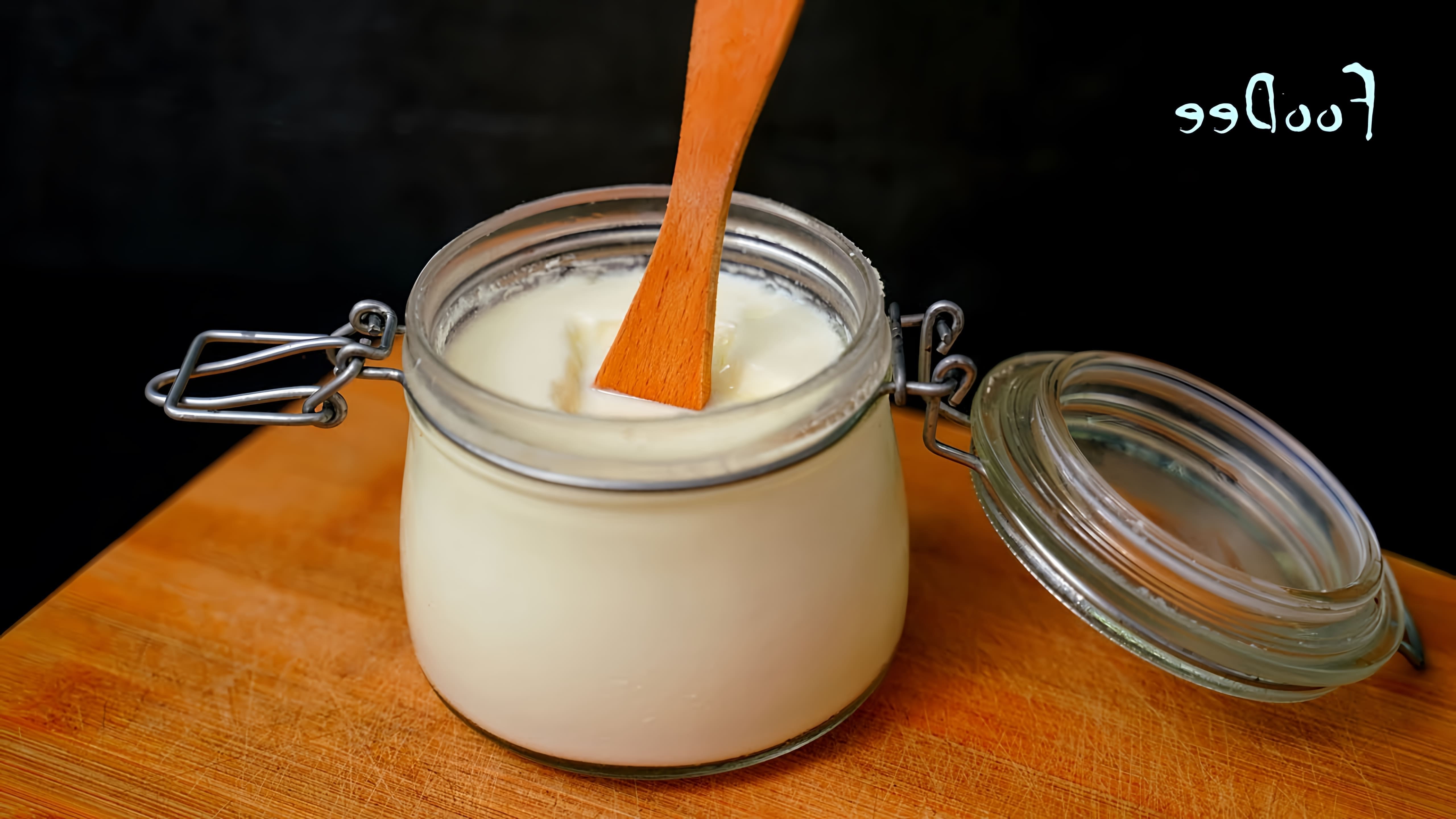 В этом видео демонстрируется простой и быстрый способ приготовления домашнего йогурта без использования закваски