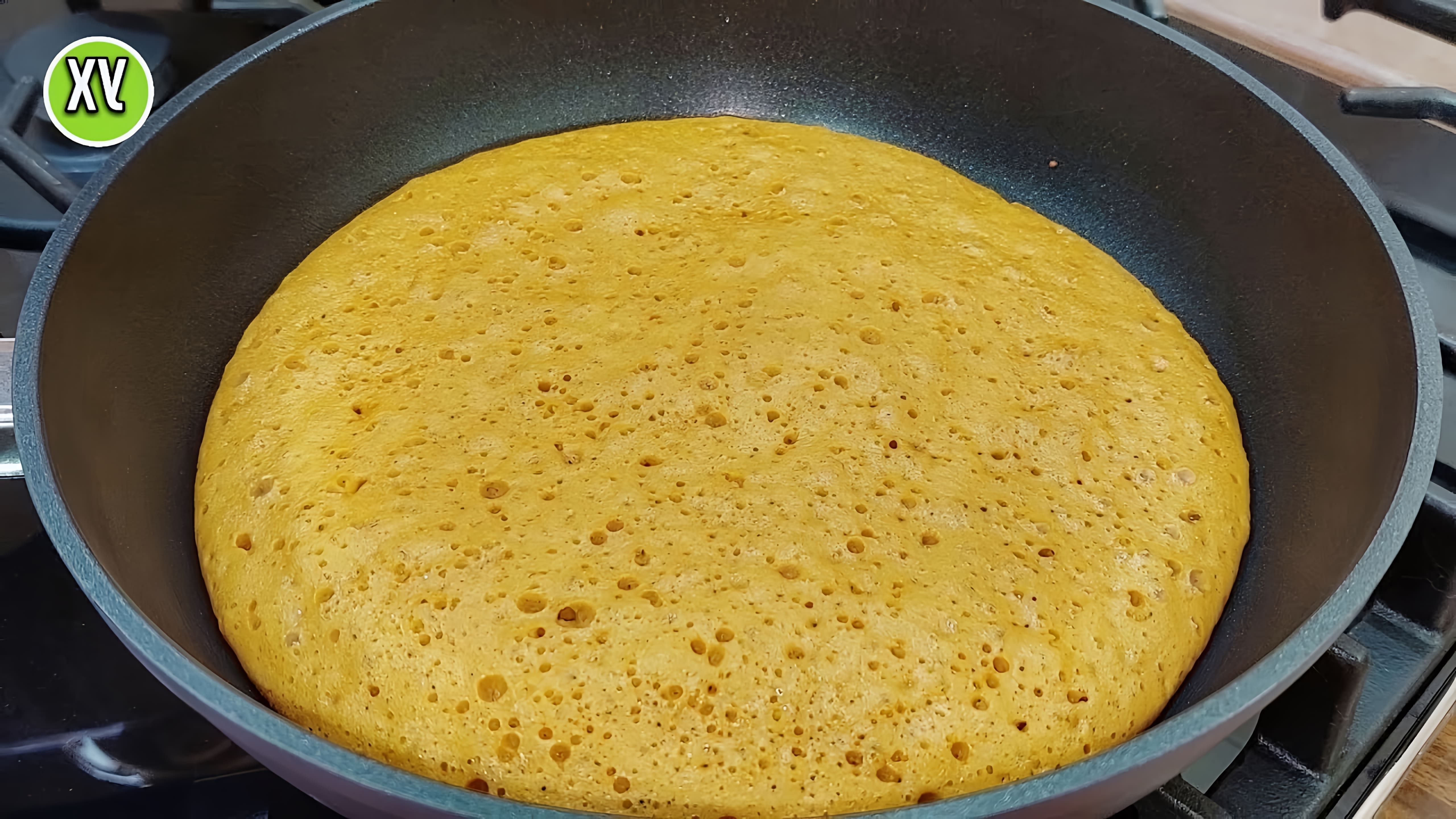 В этом видео демонстрируется процесс приготовления знаменитого торта "Медовик" на сковороде