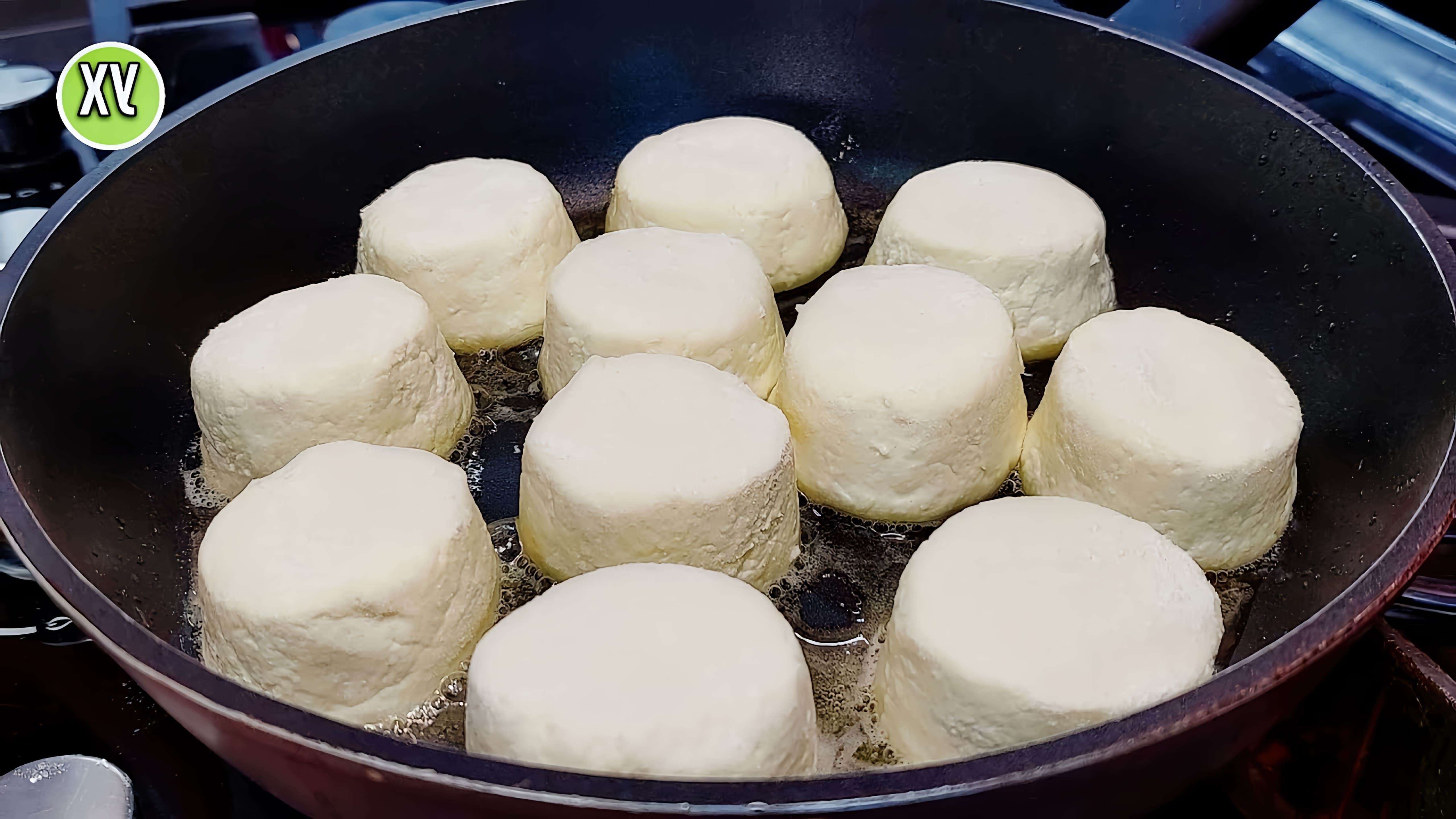 В этом видео демонстрируется рецепт приготовления сырников по маминому рецепту