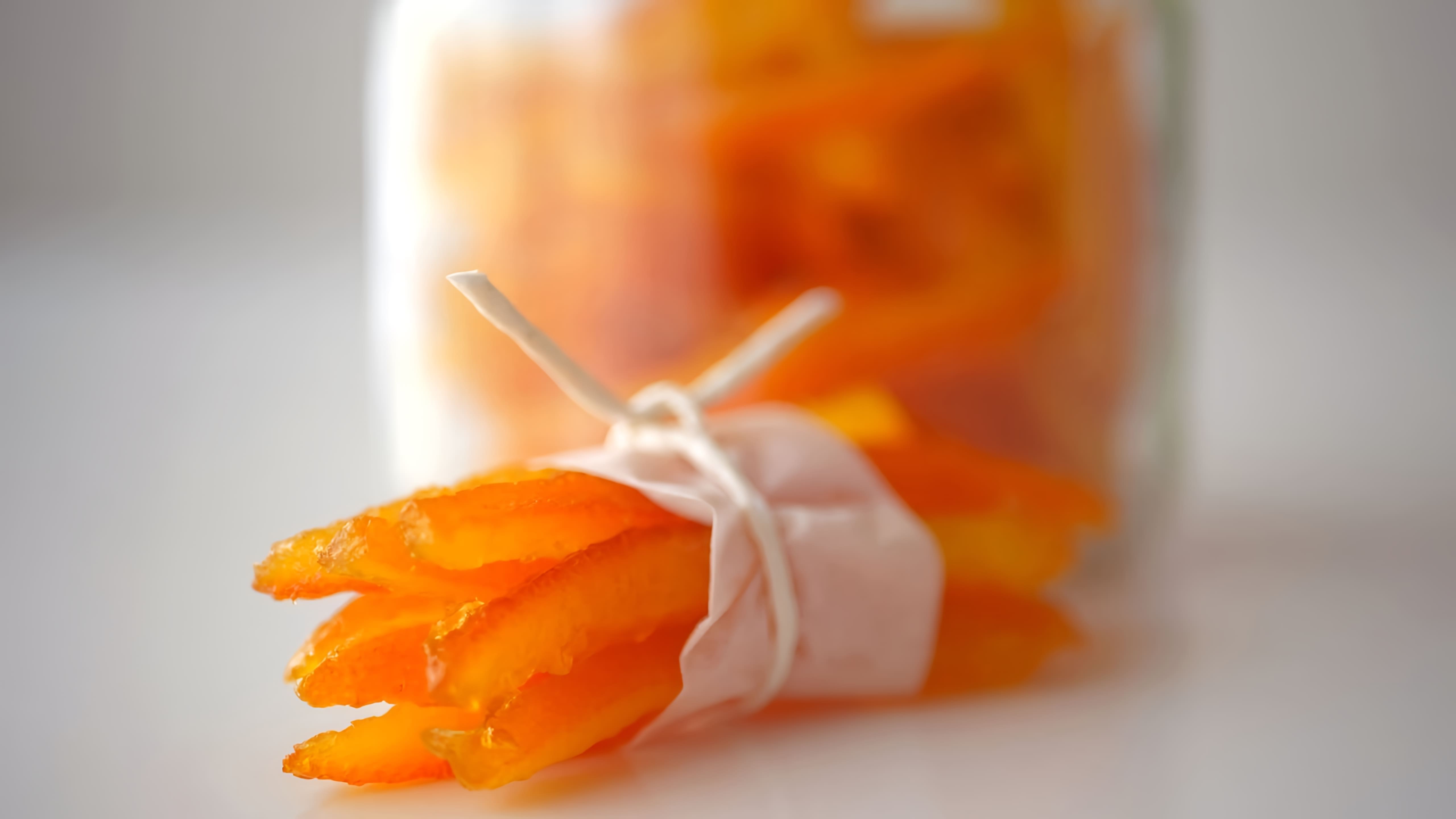 В этом видео-ролике будет показан быстрый и простой способ приготовления цукатов из апельсиновых корок