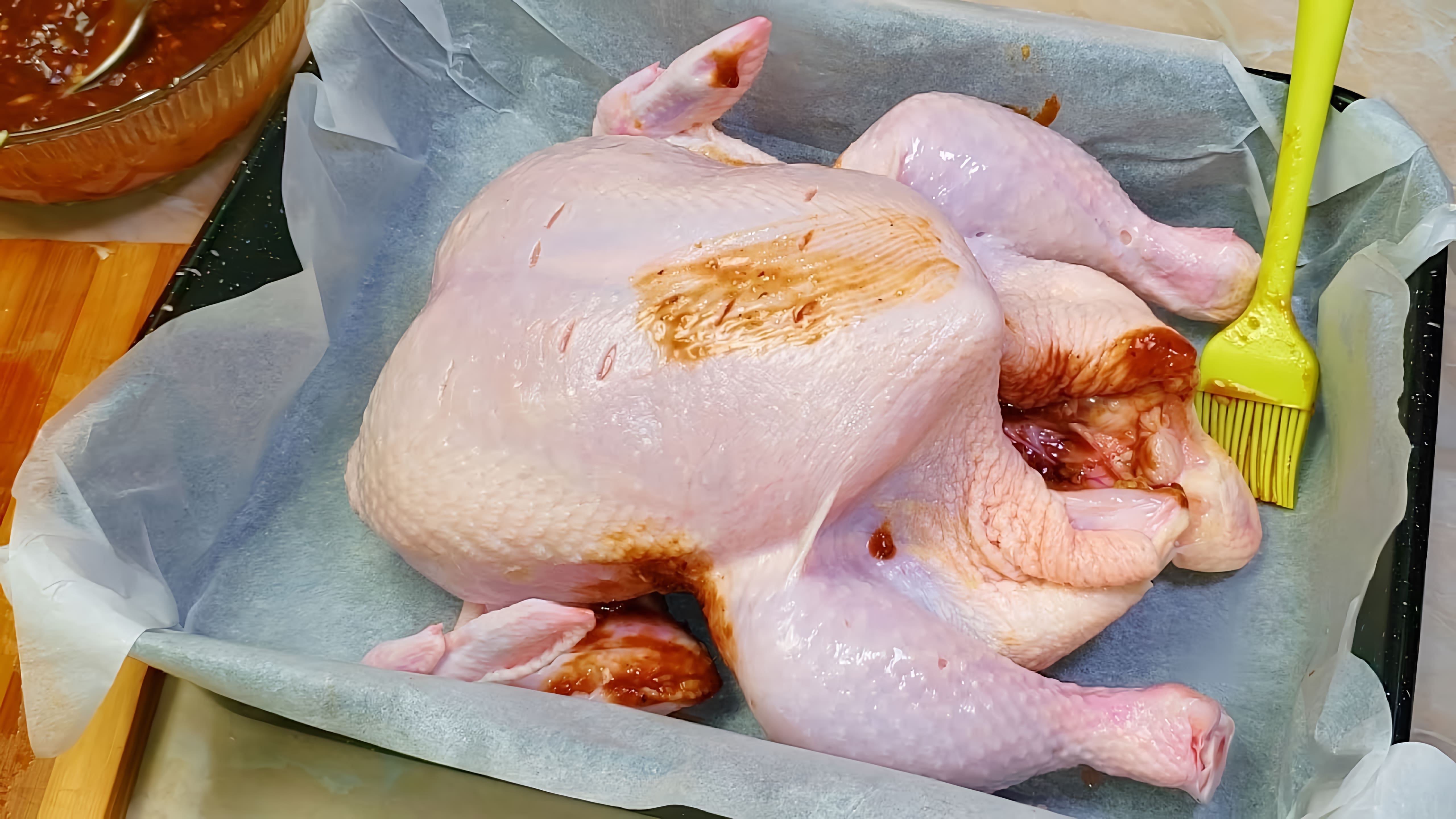 В этом видео демонстрируется процесс приготовления курицы гриль без использования гриля