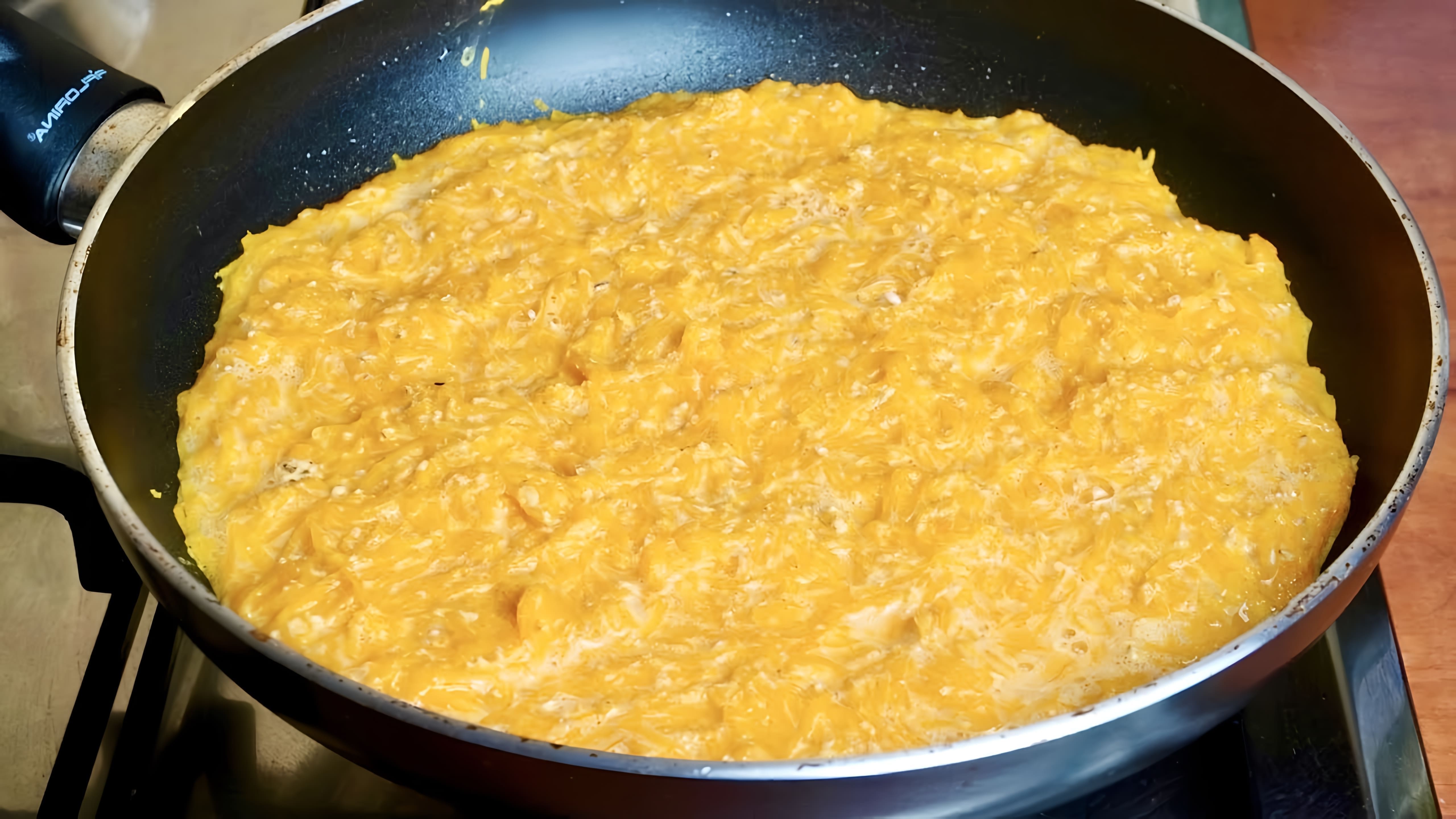 В этом видео демонстрируется простой и быстрый рецепт запеканки из тыквы на сковороде