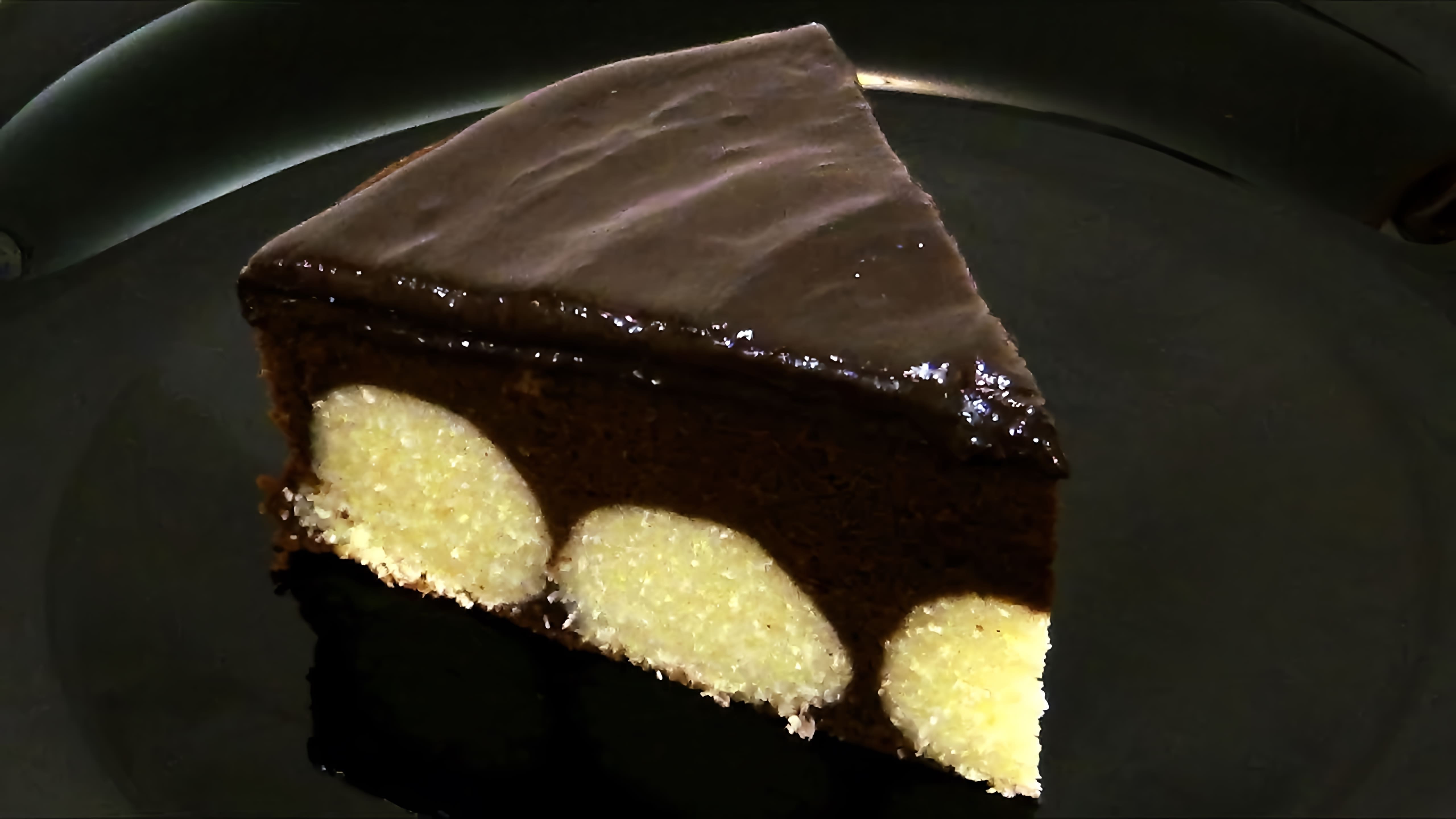 В этом видео демонстрируется рецепт шоколадного пирога с творожными шариками