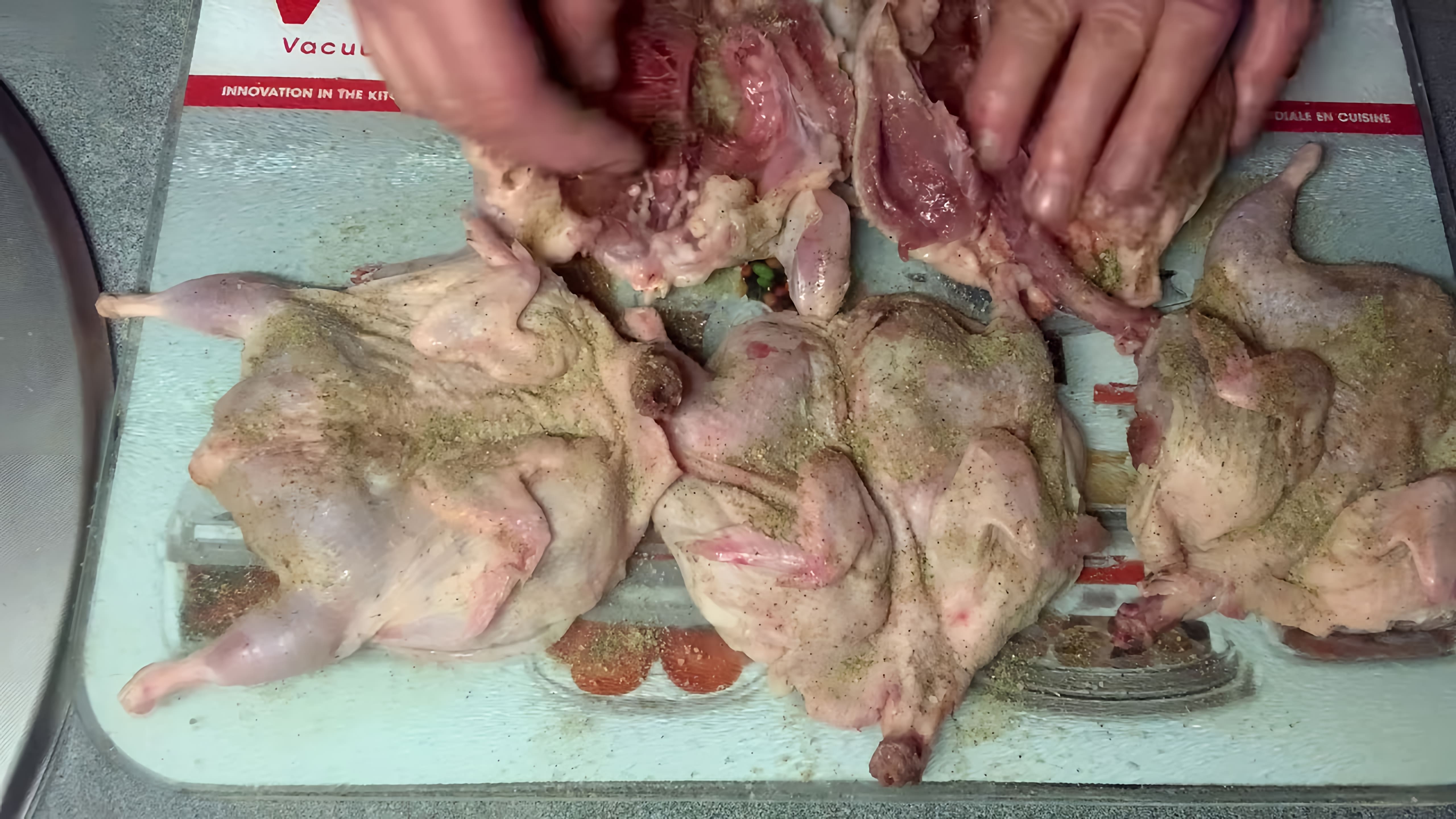 В данном видео демонстрируется рецепт приготовления мяса перепелов в духовке
