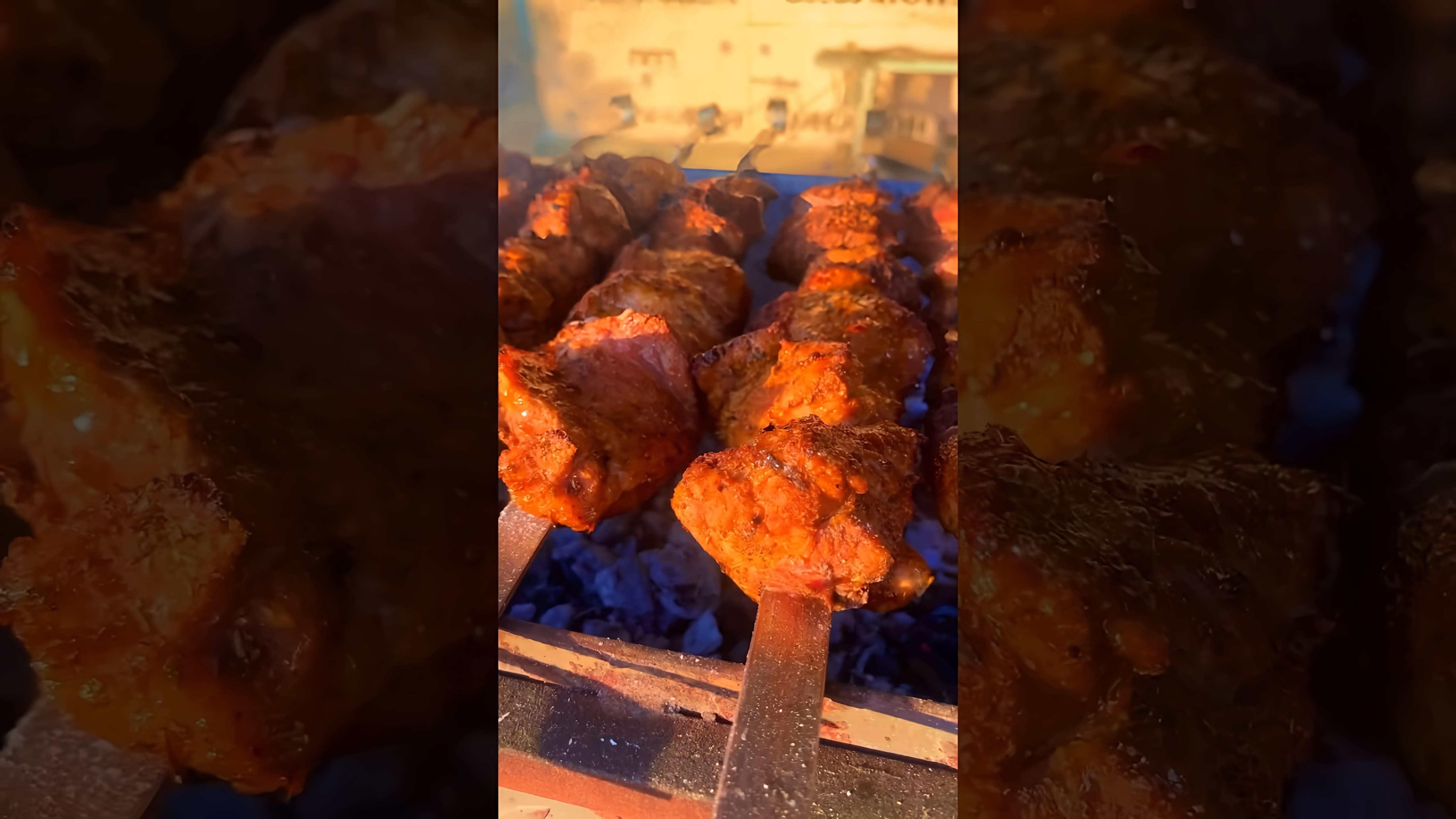 В этом видео-ролике показан процесс приготовления шашлыка из свинины с луком и копченной паприкой