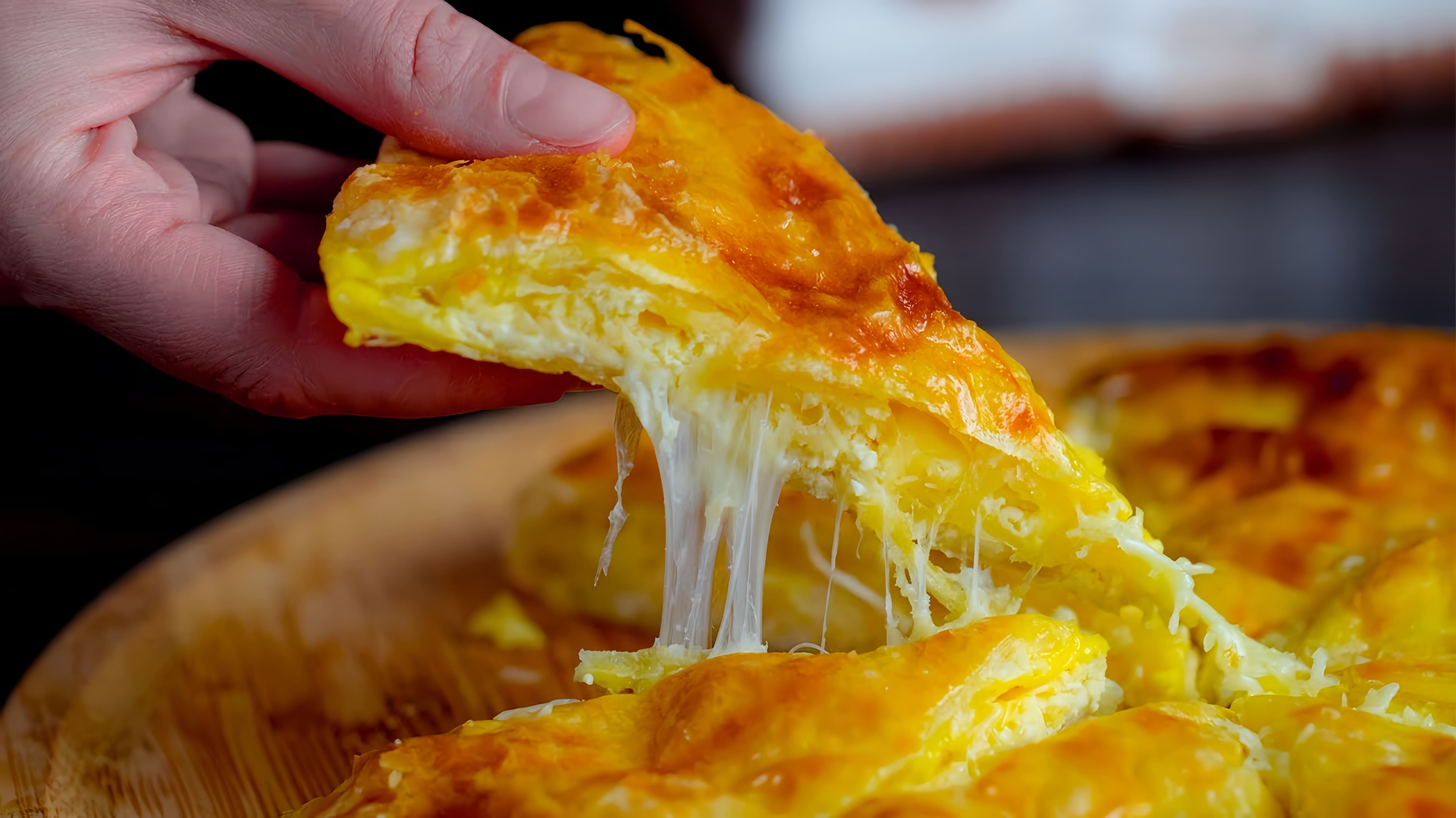 В этом видео-ролике вы увидите, как приготовить вкусные лепешки с сыром, используя слоеное тесто