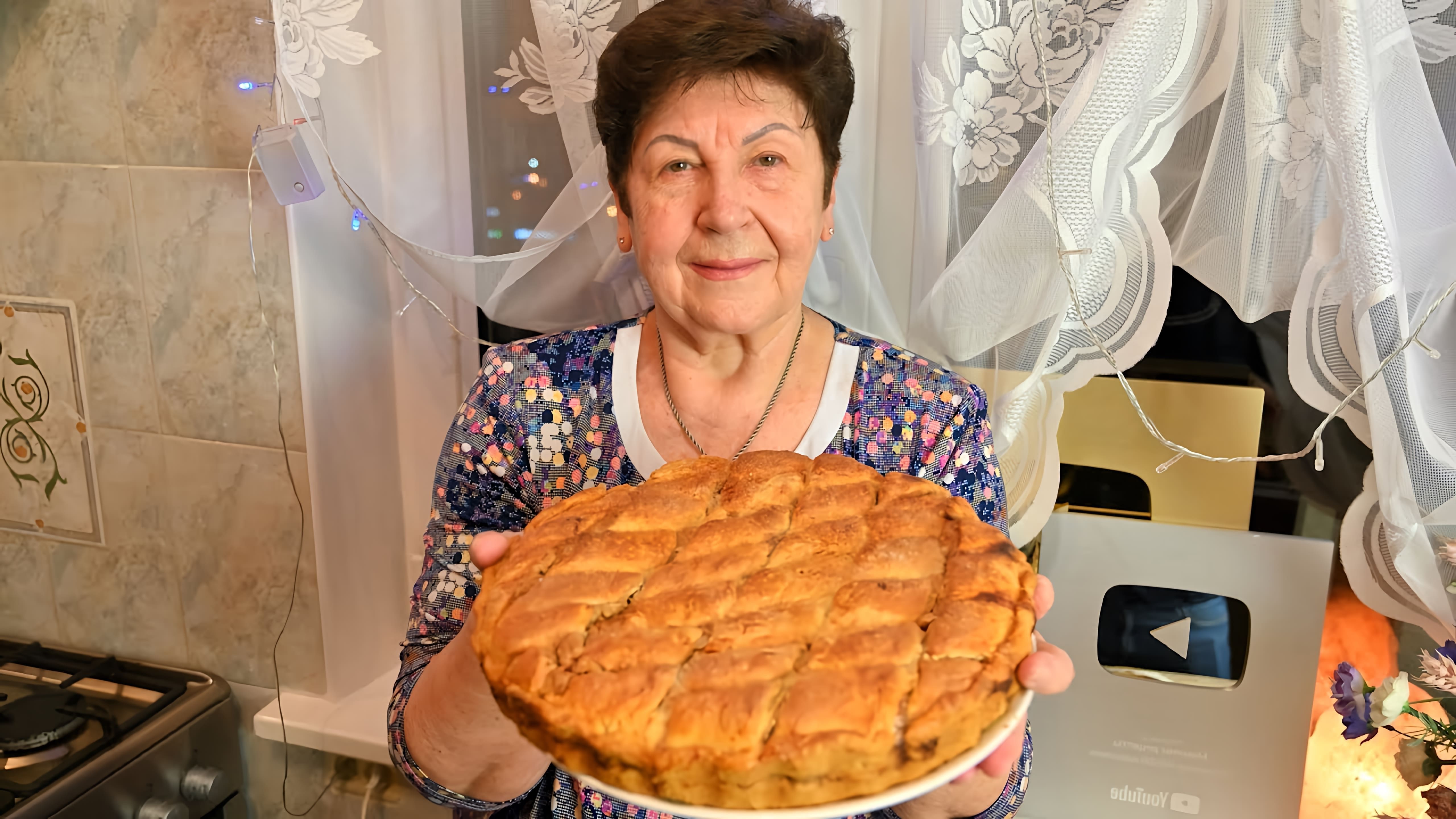 В этом видео демонстрируется процесс приготовления крещенского пирога с орехами