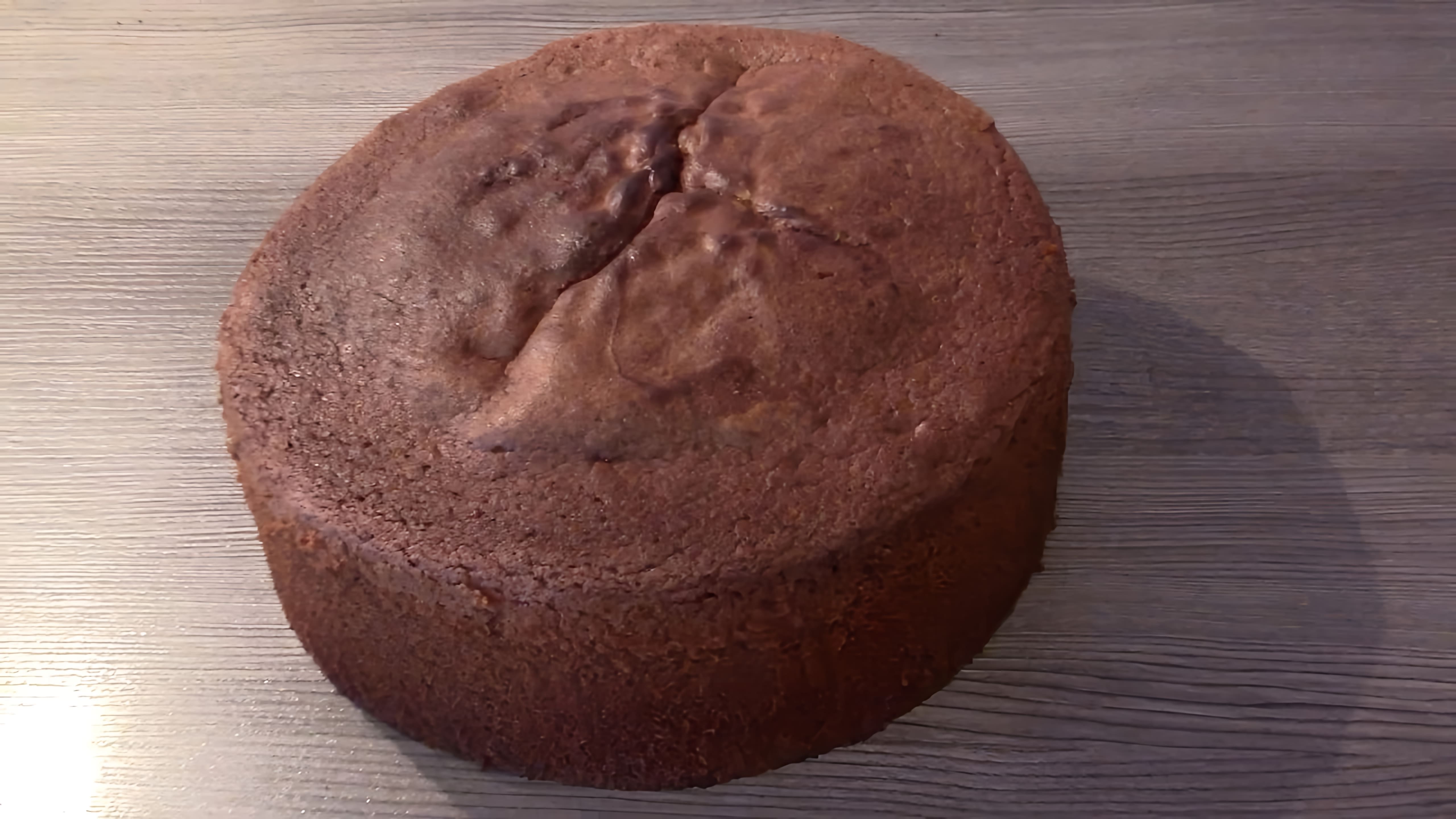 В этом видео демонстрируется рецепт шоколадно-орехового бисквита