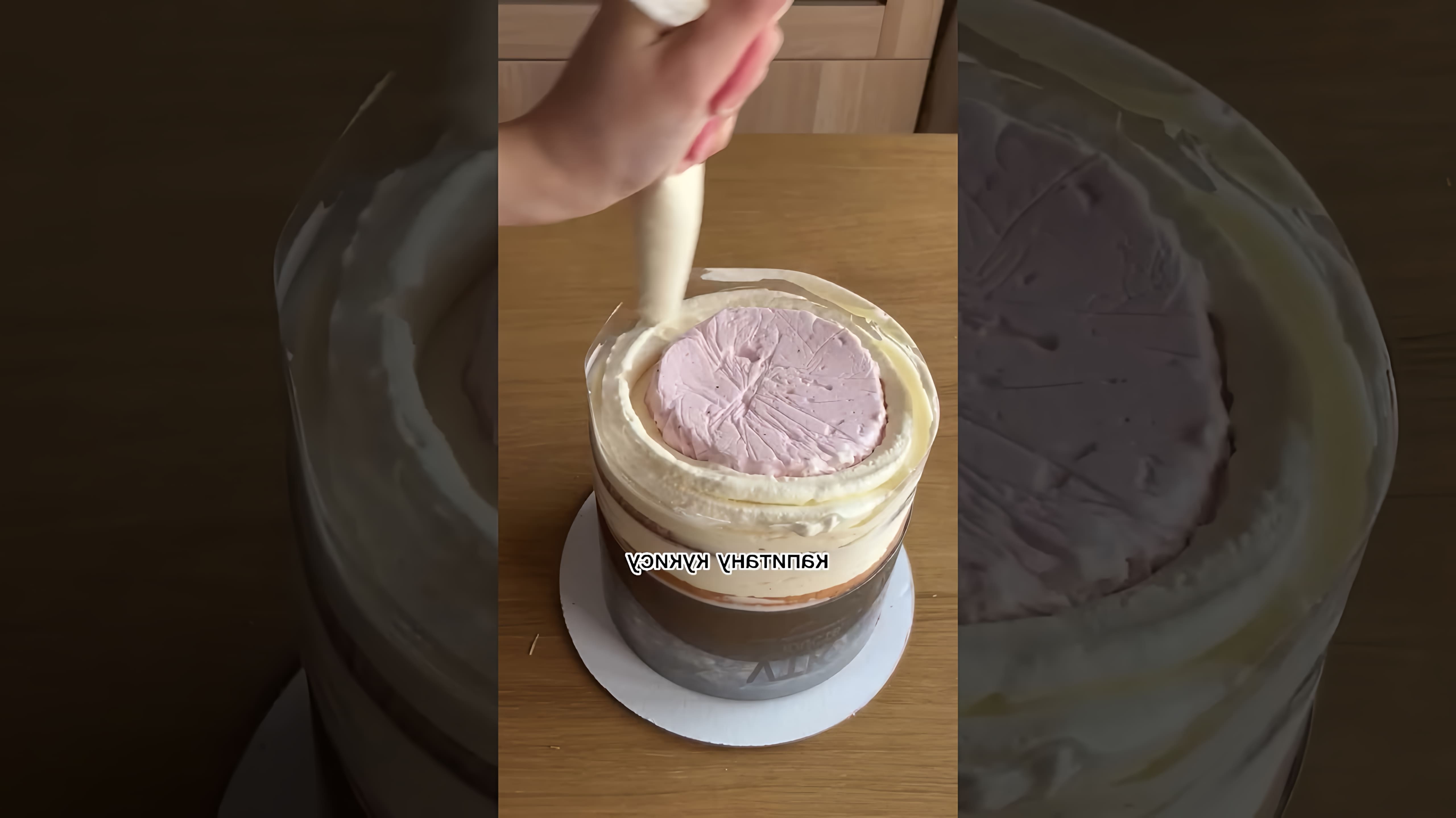 В этом видео кондитер показывает процесс создания торта в форме люстры с клубничной начинкой
