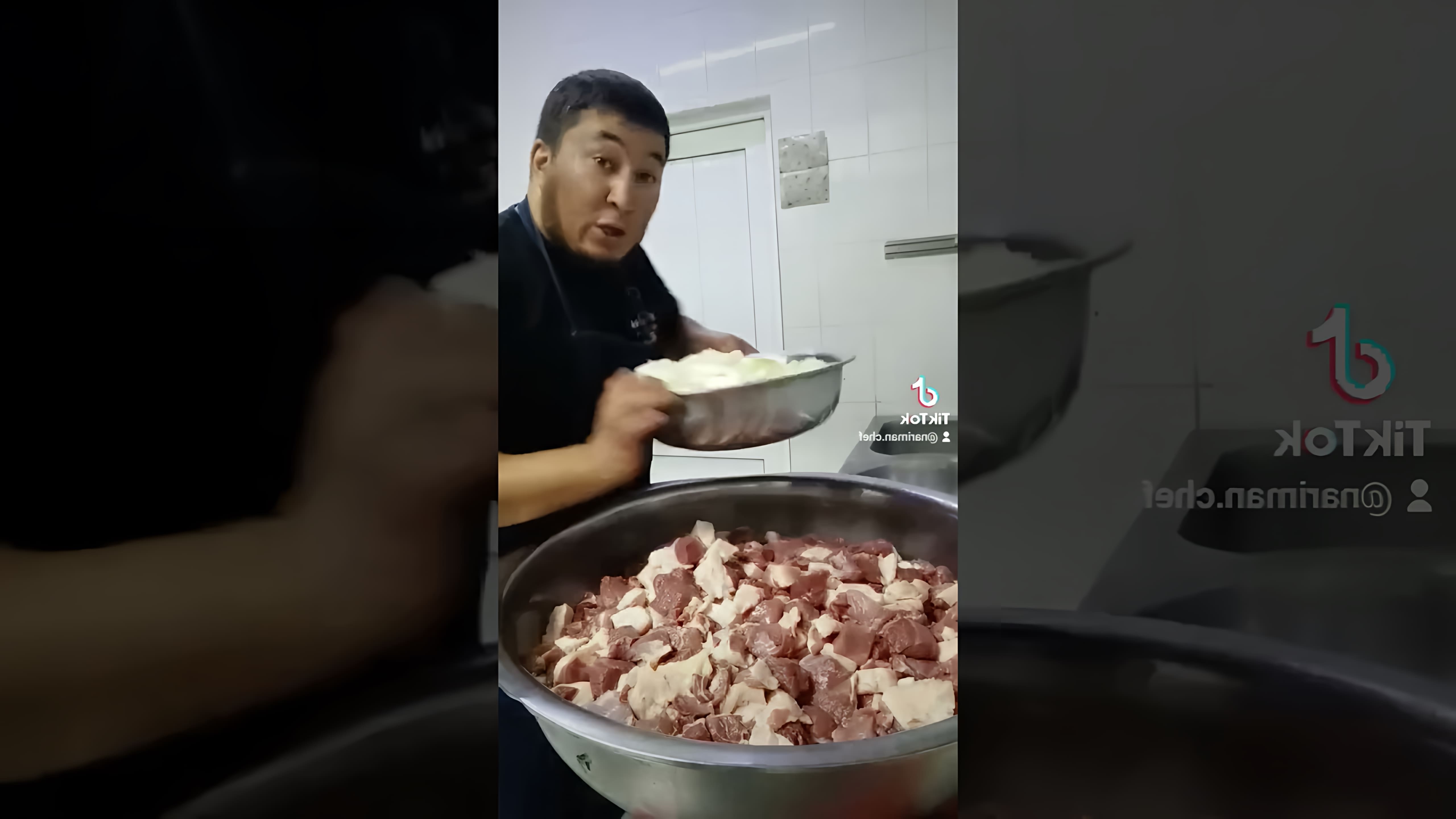 В этом видео демонстрируется процесс приготовления маринада для шашлыка из баранины