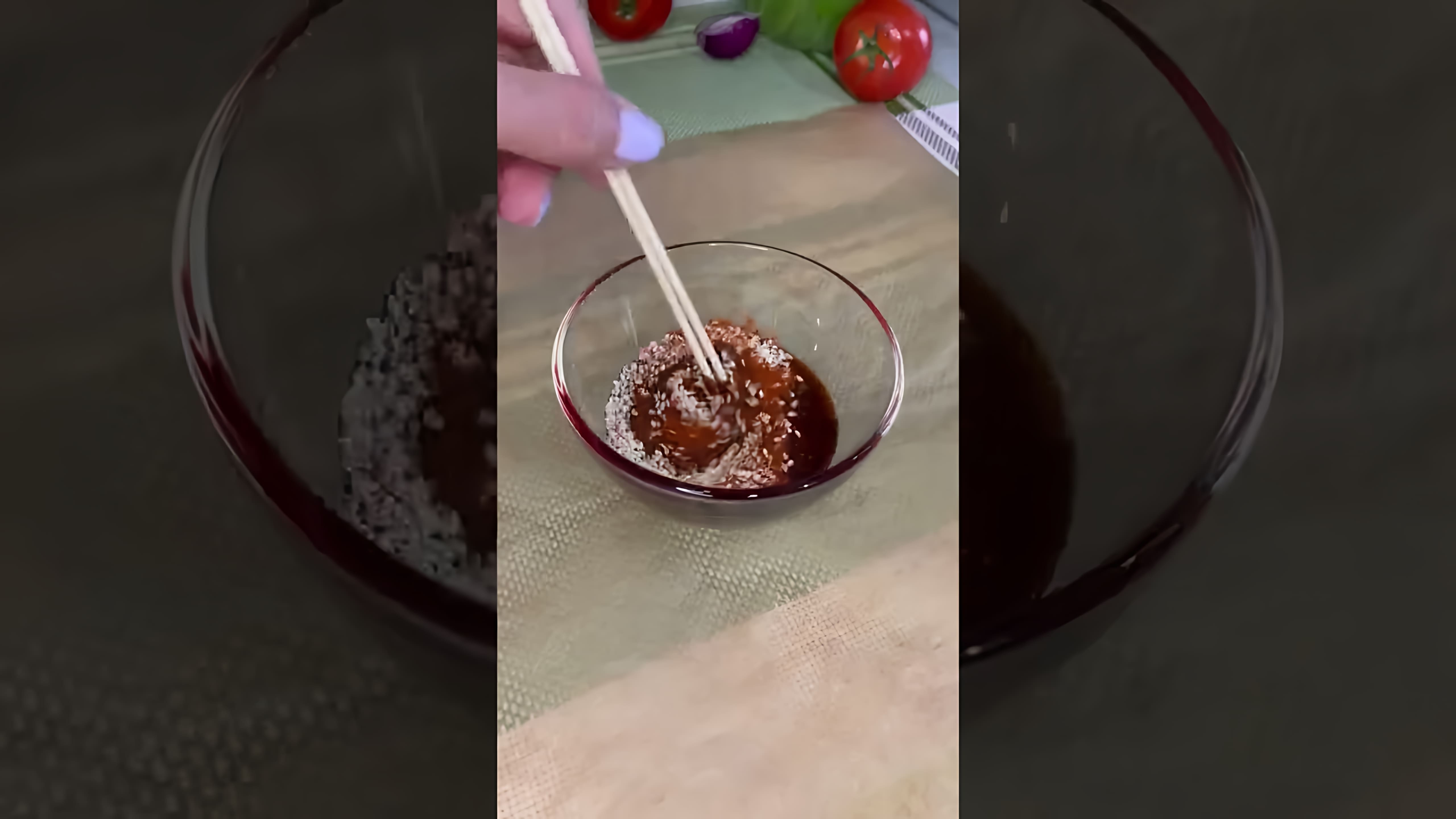 В этом видео демонстрируется процесс приготовления хрустящих и вкусных огурцов