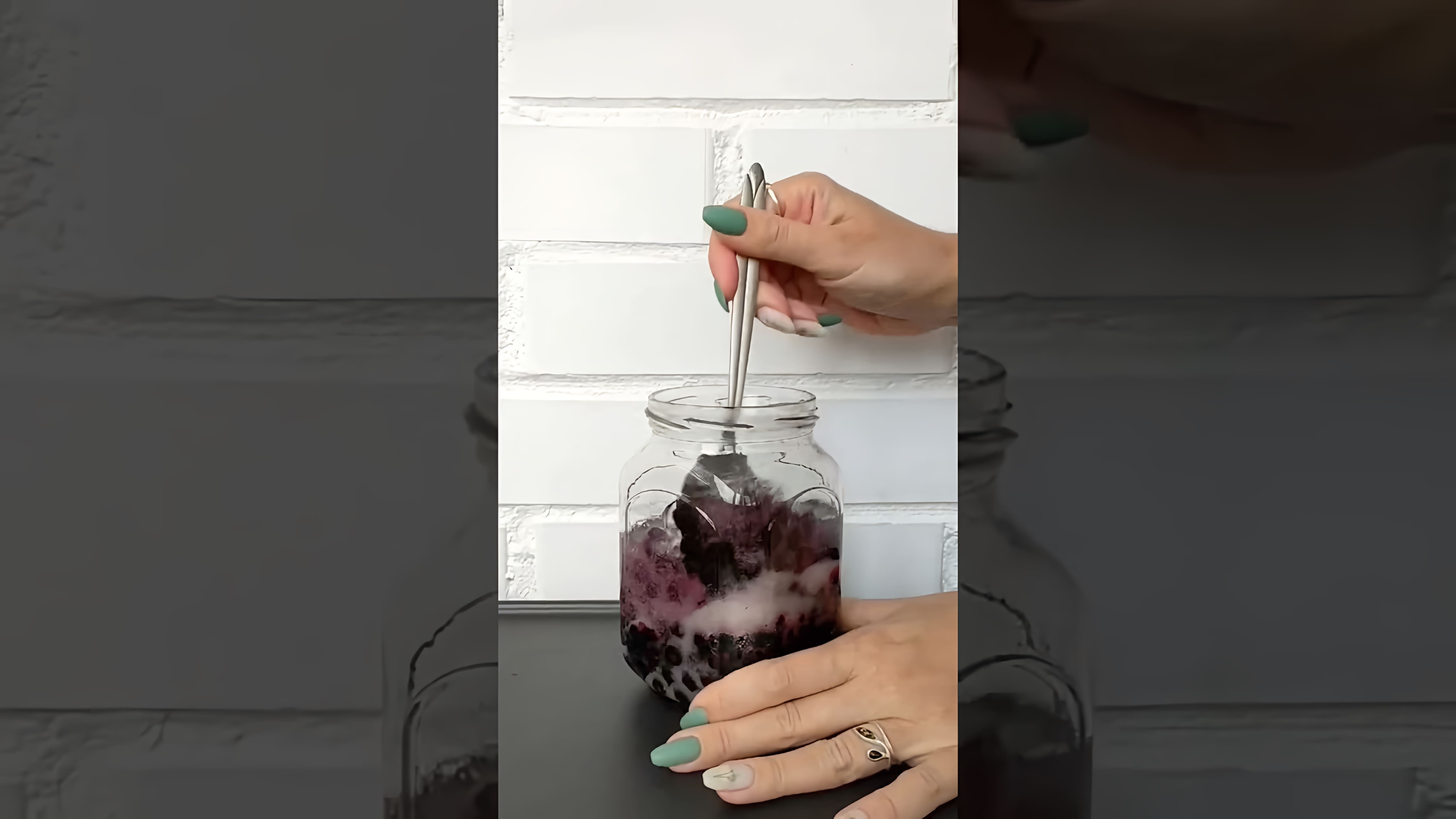 В этом видео-ролике будет представлен рецепт приготовления настойки на черноплодной рябине