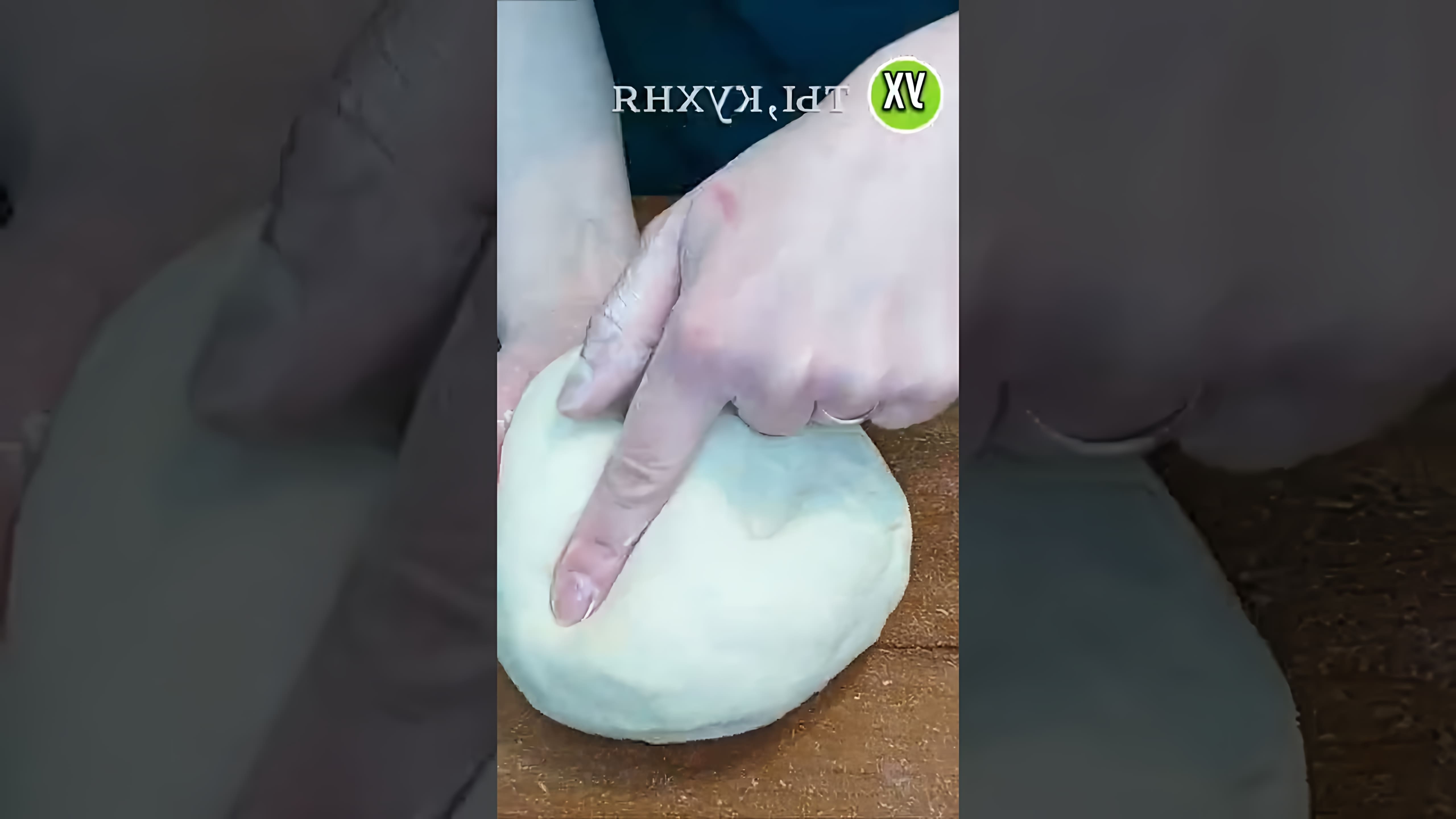 В этом видео демонстрируется процесс приготовления печенья на рассоле