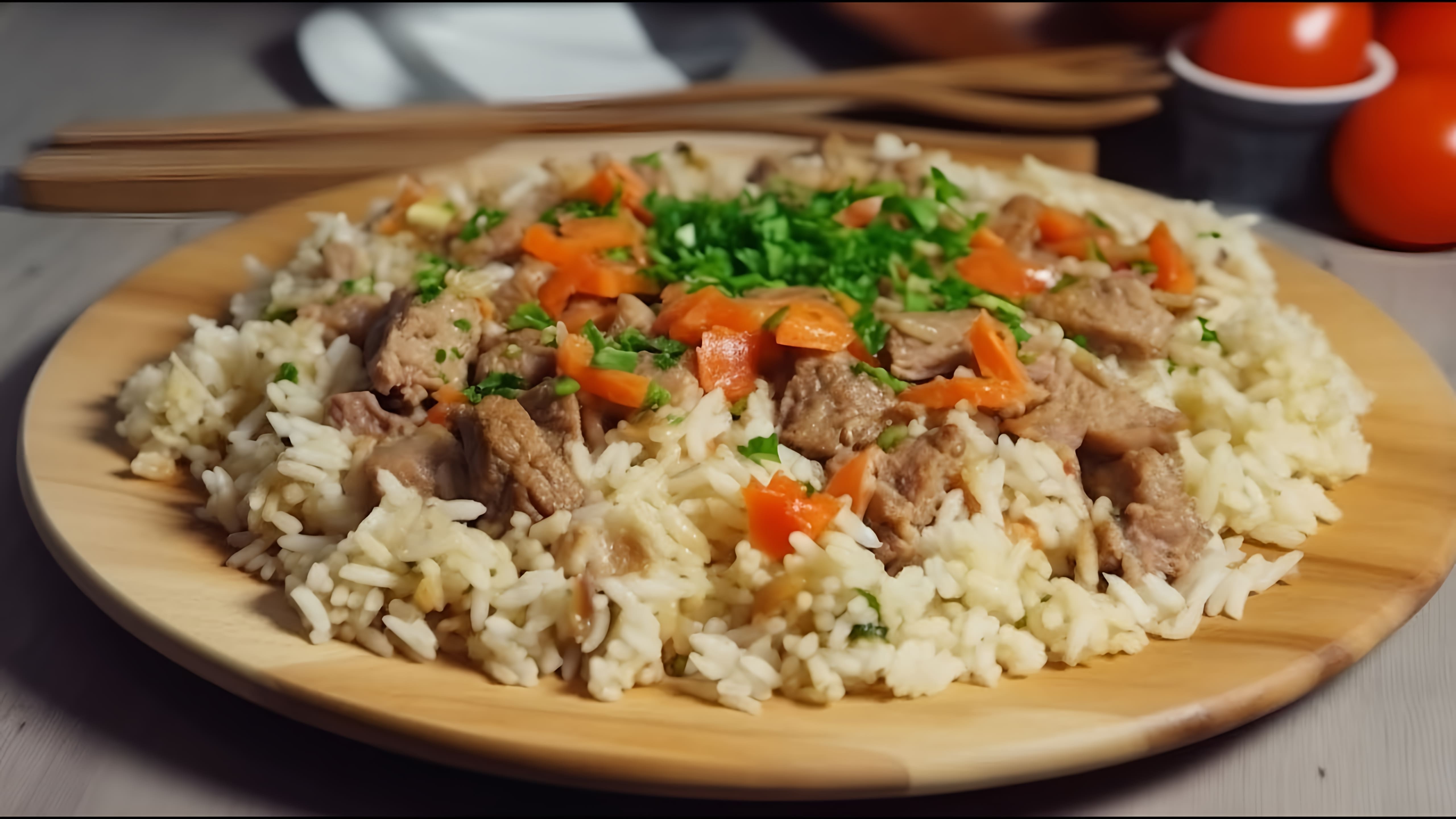 В этом видео демонстрируется процесс приготовления блюда в горшочках - овощи с мясом и рисом