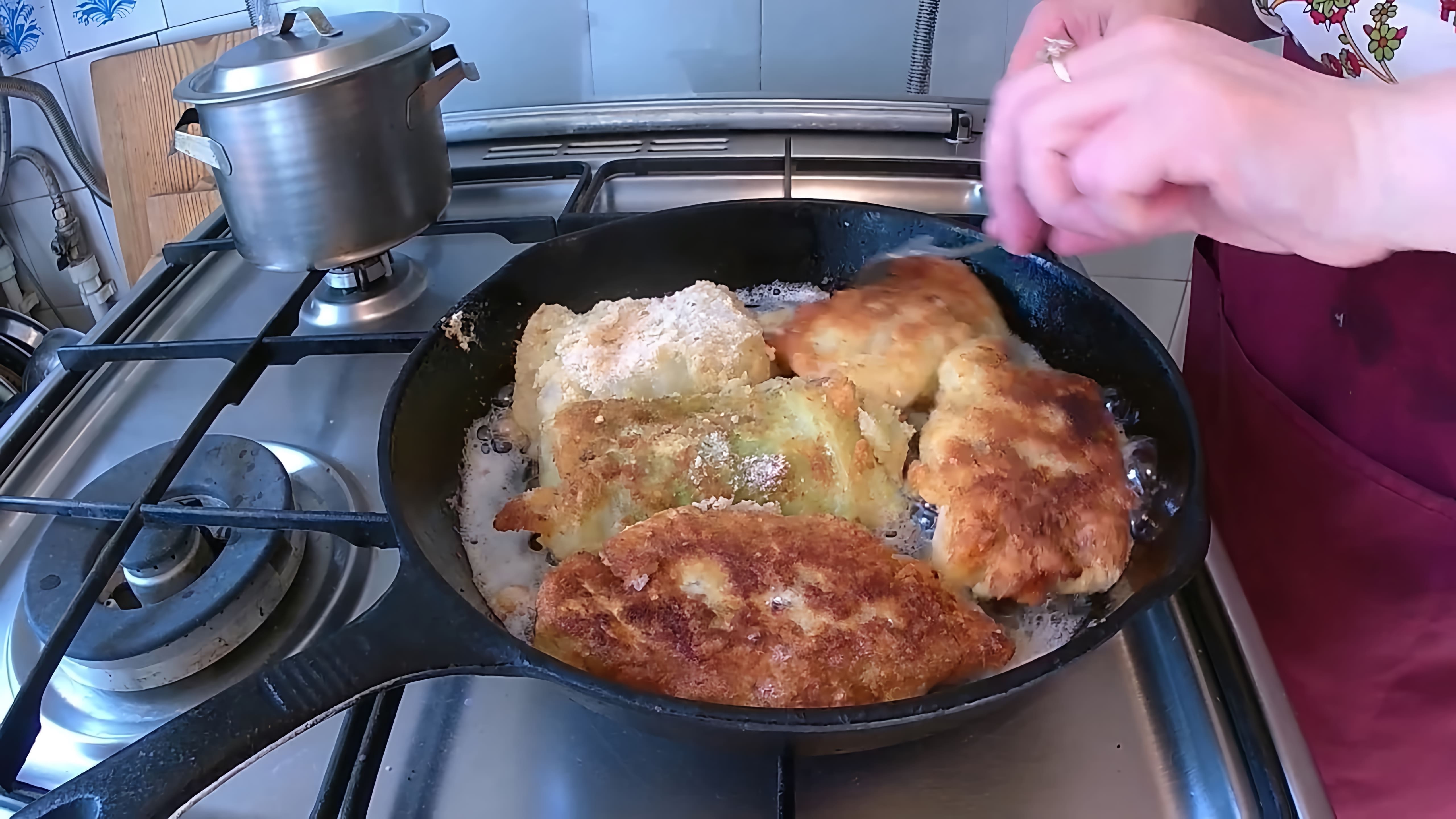 В этом видео демонстрируется процесс приготовления капустного шницеля с грузинским ореховым соусом БАЖЕ