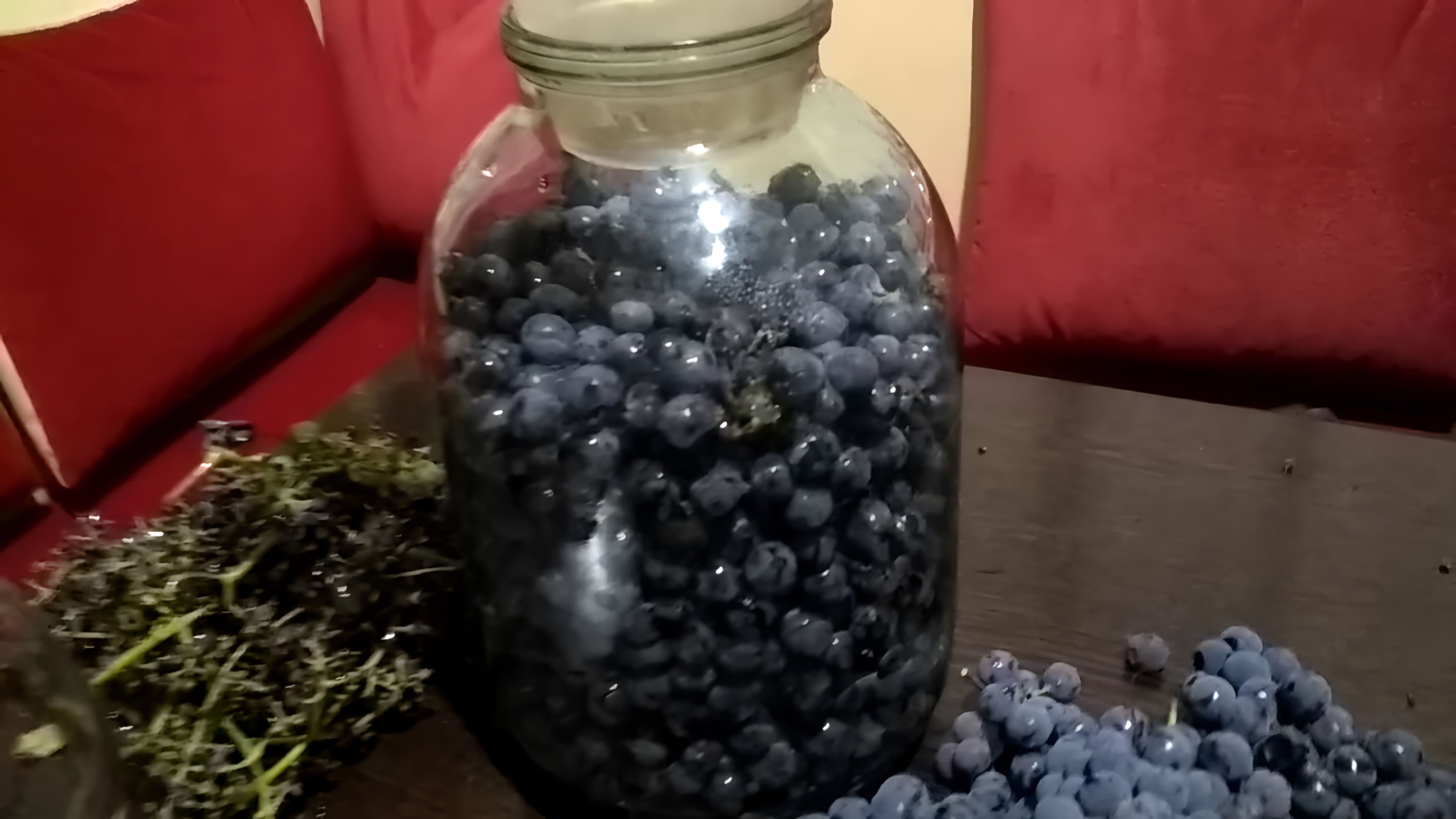 В этом видео рассказывается о процессе приготовления вина из винограда