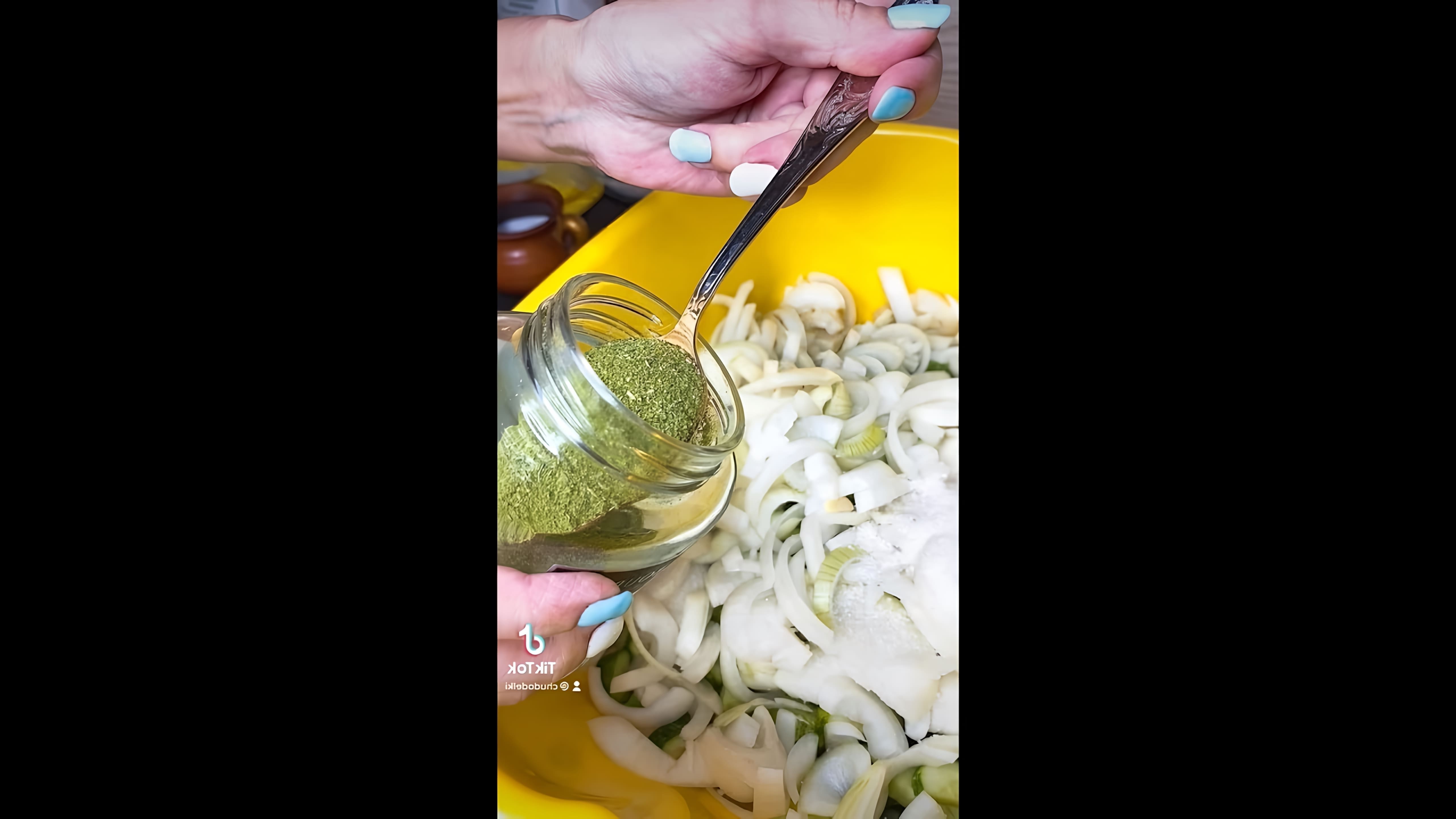 В этом видео демонстрируется рецепт приготовления вкусного салата из огурцов на зиму
