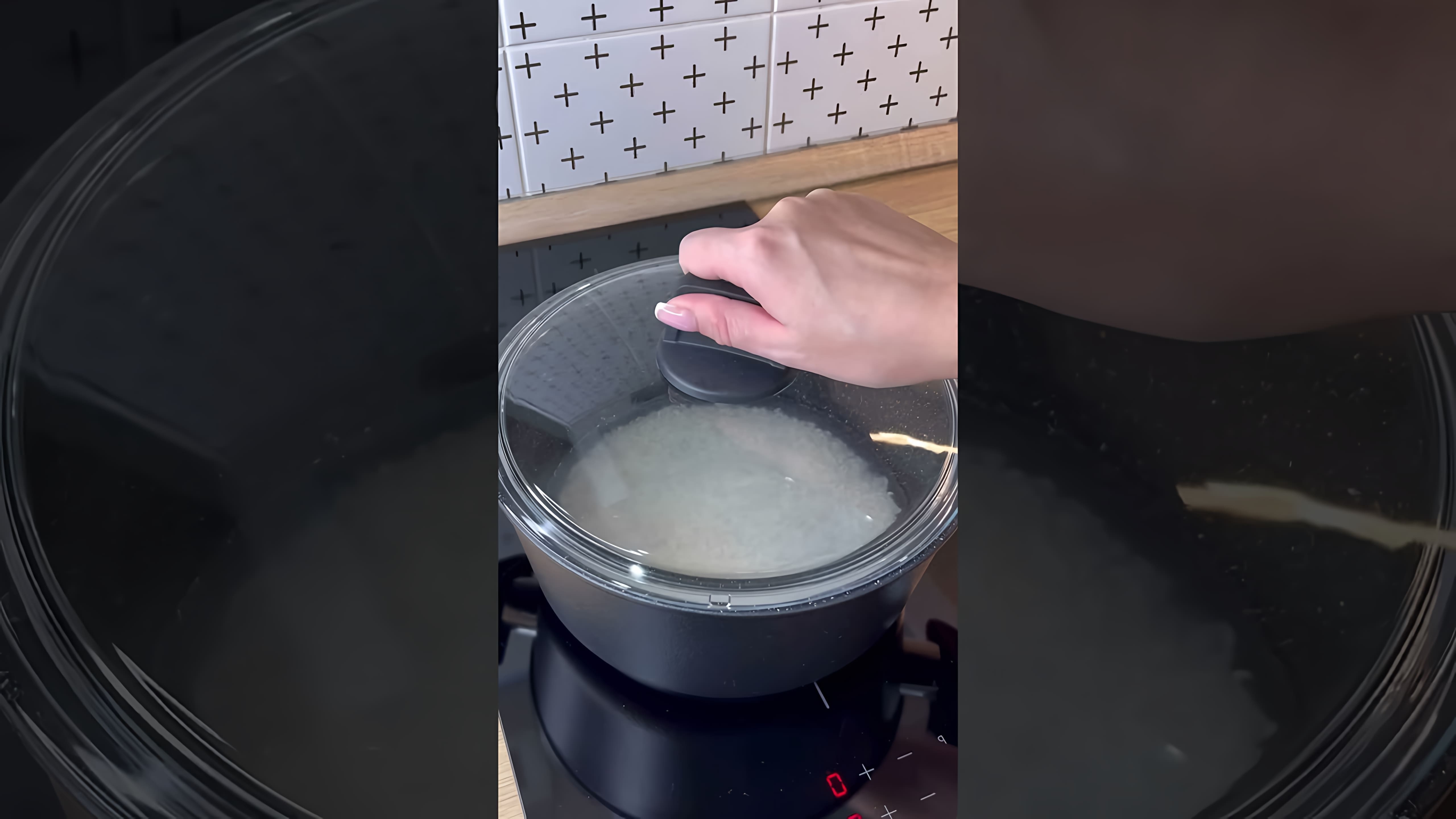 В этом видео демонстрируется простой и быстрый способ приготовления онигири - традиционного японского блюда из риса и начинки