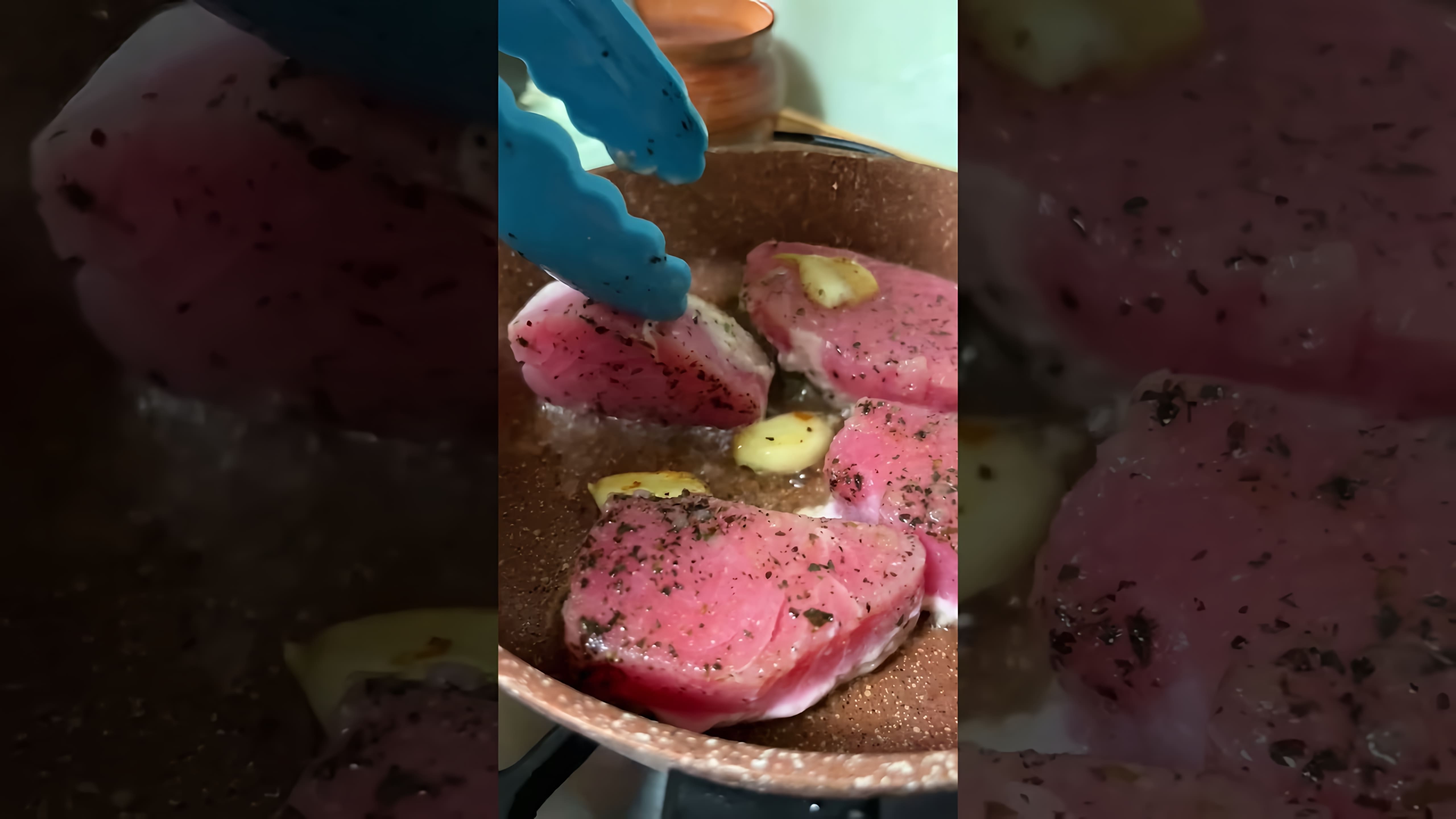 В этом видео-ролике вы узнаете, как приготовить тунца, чтобы он был сочным