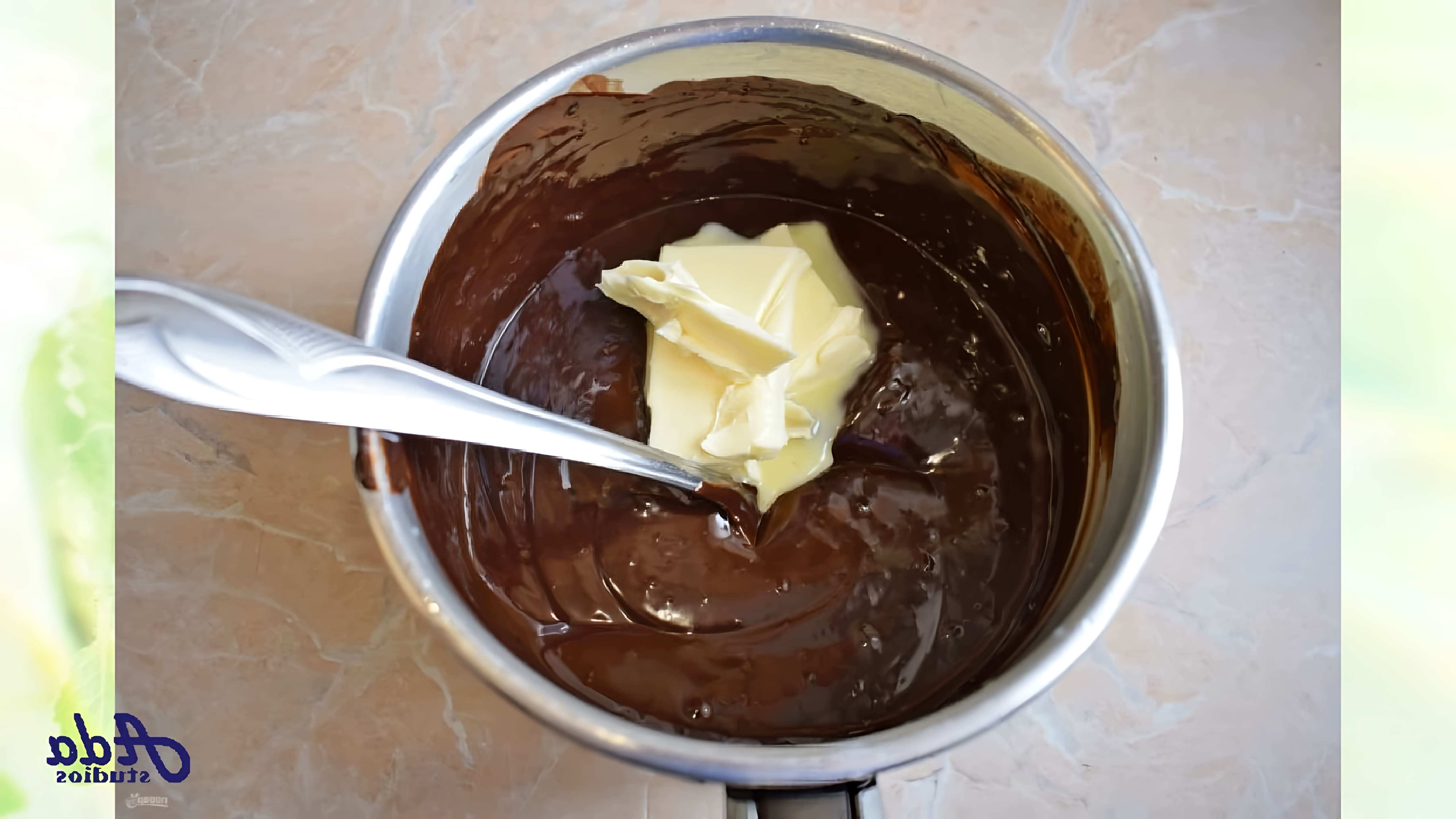 В этом видео демонстрируется рецепт приготовления шоколадной глазури для торта