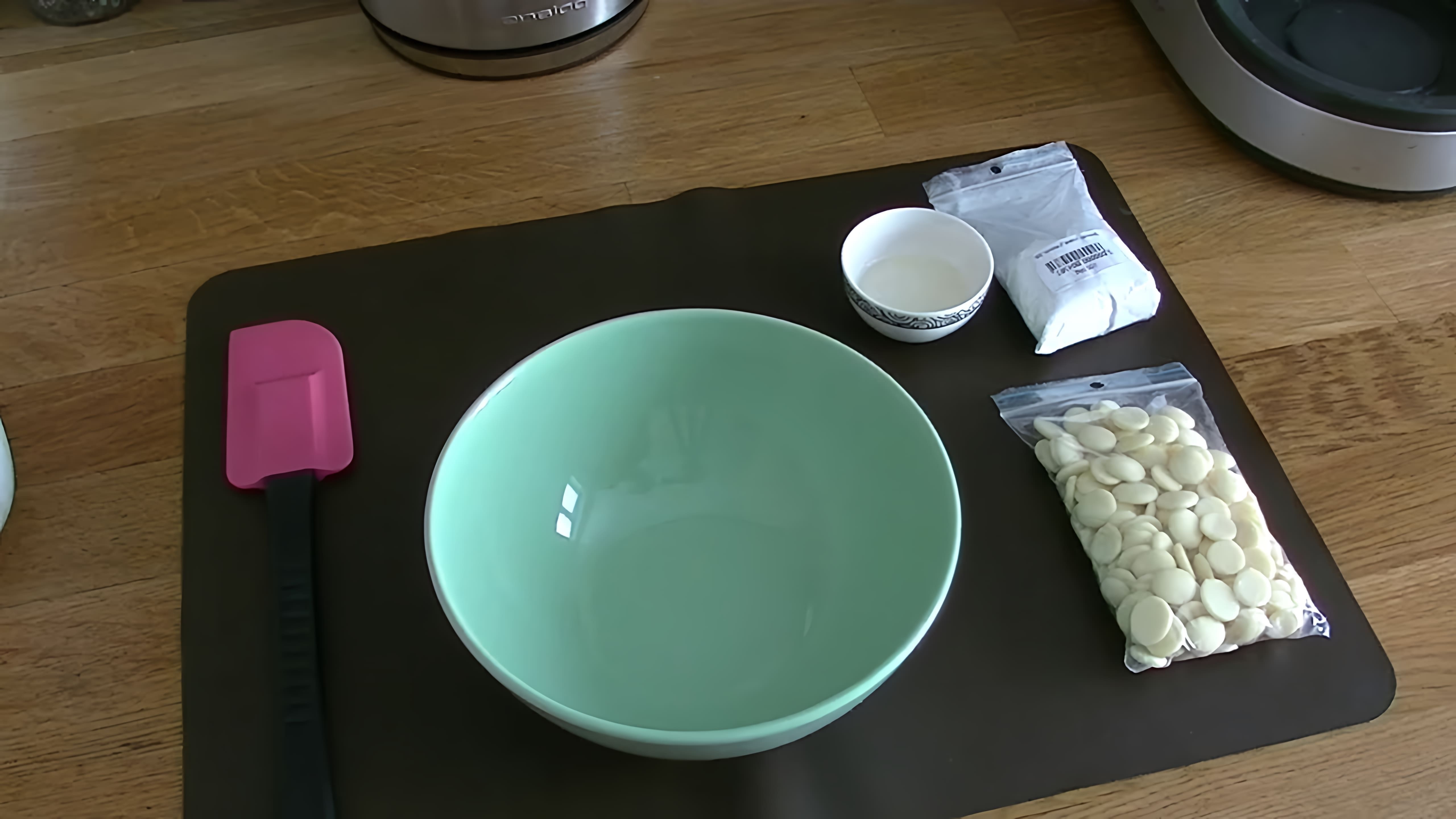 В данном видео демонстрируется процесс создания белых потеков из шоколада на торте
