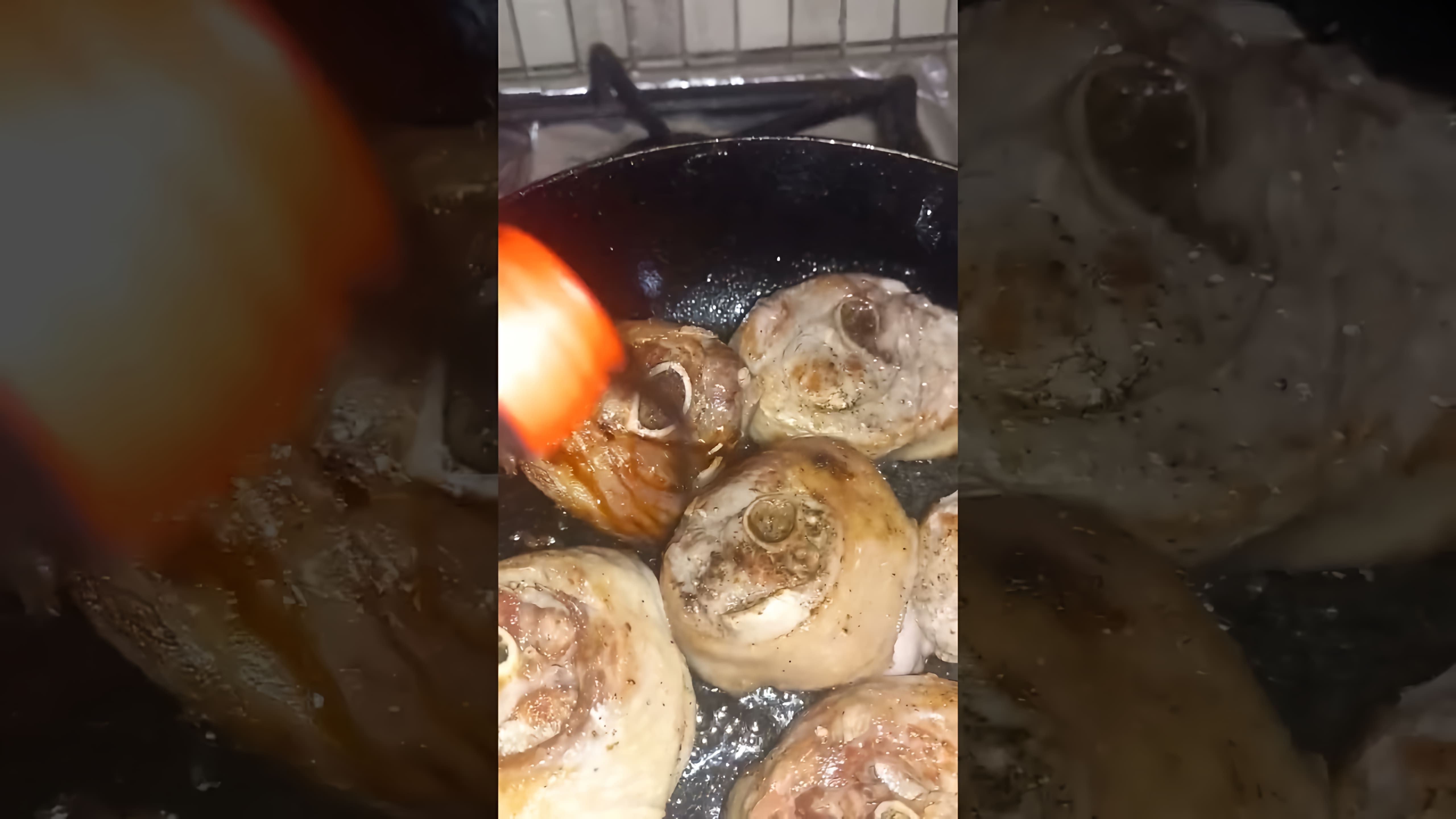 В этом видео демонстрируется простой и быстрый способ приготовления стейков из индейки на сковороде