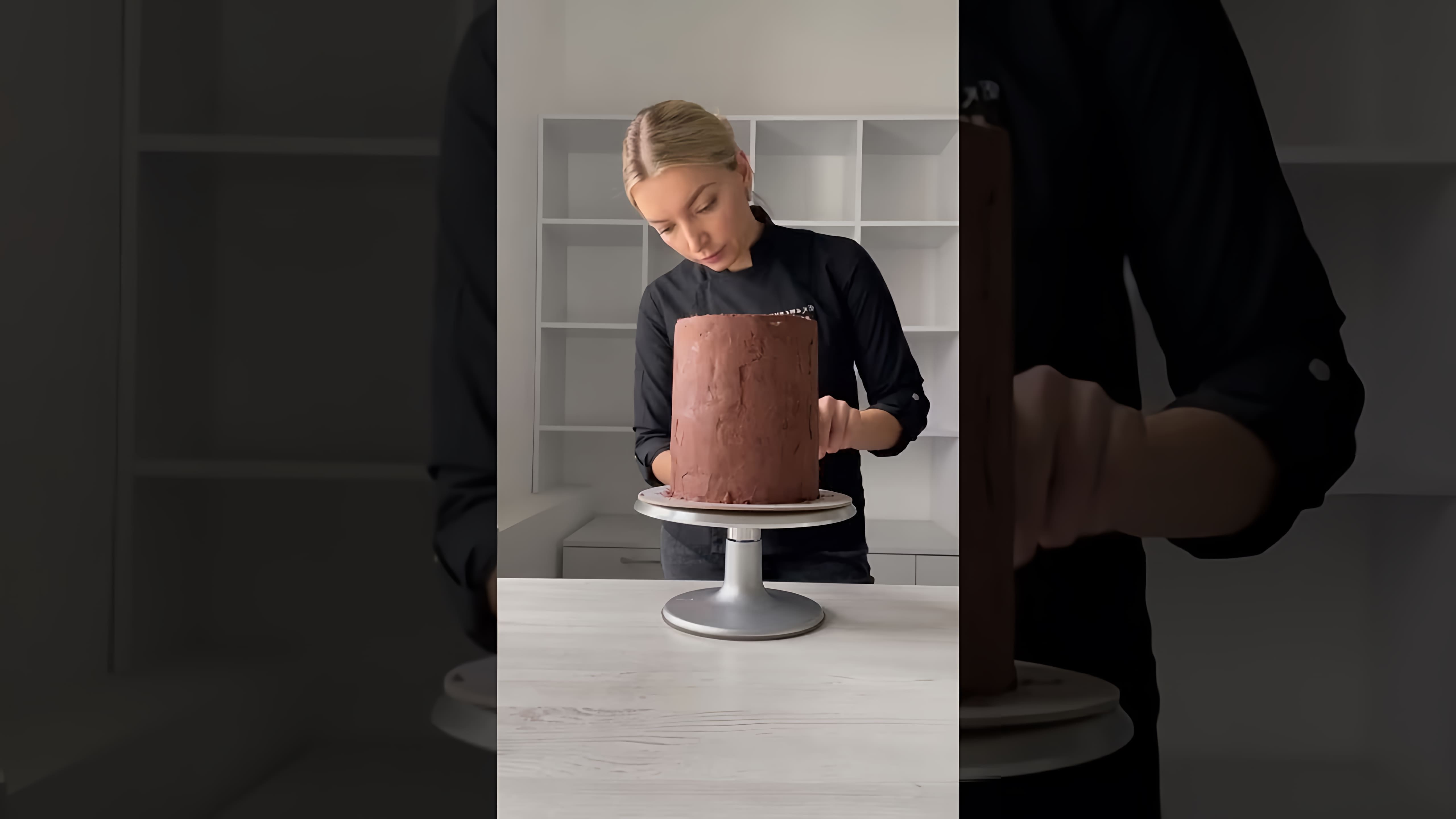 В этом видео кондитер показывает, как создать стильный декор для торта всего за 120 рублей