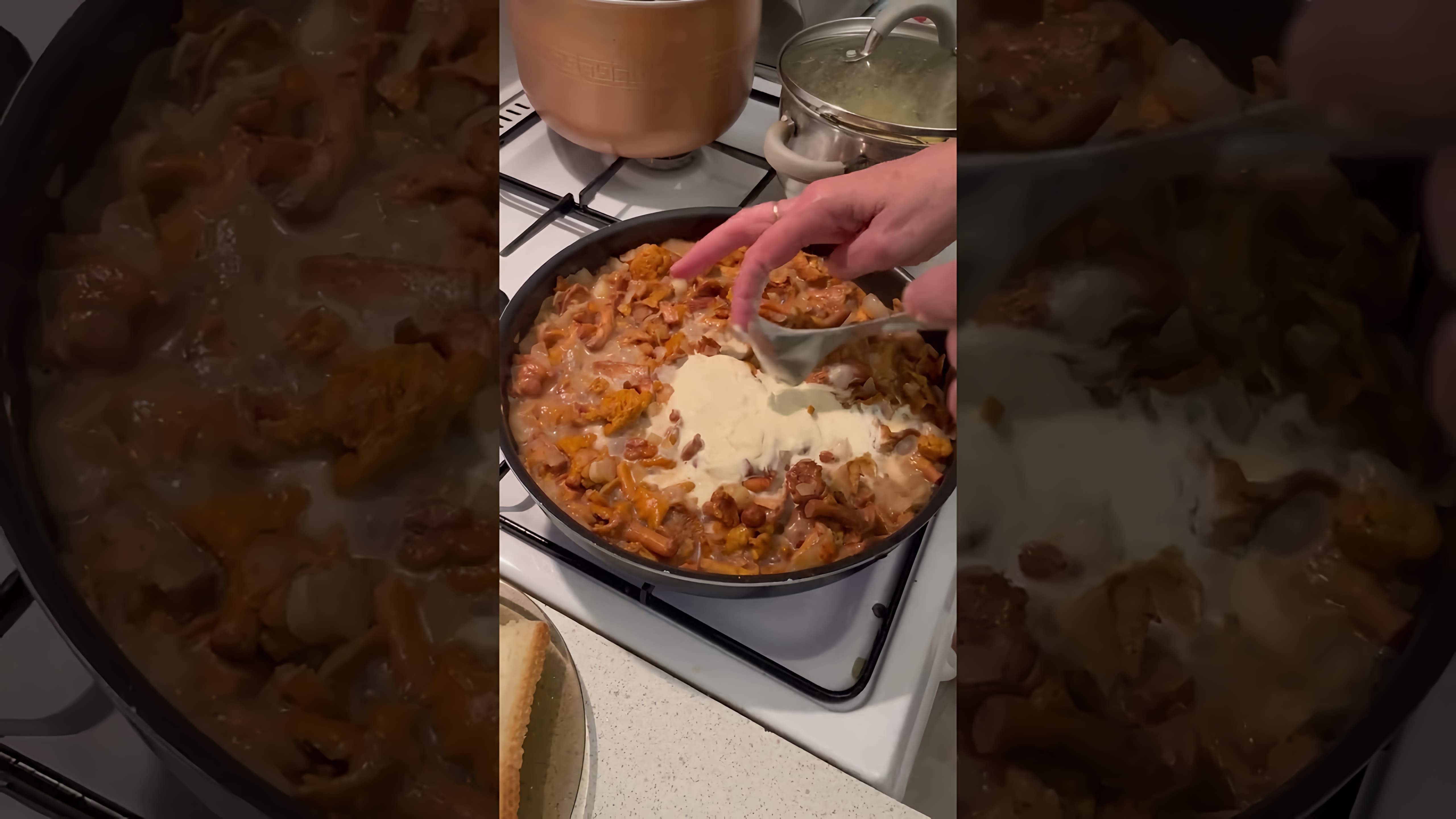 В этом видео-ролике показан процесс приготовления лисичек в сметане на сковороде