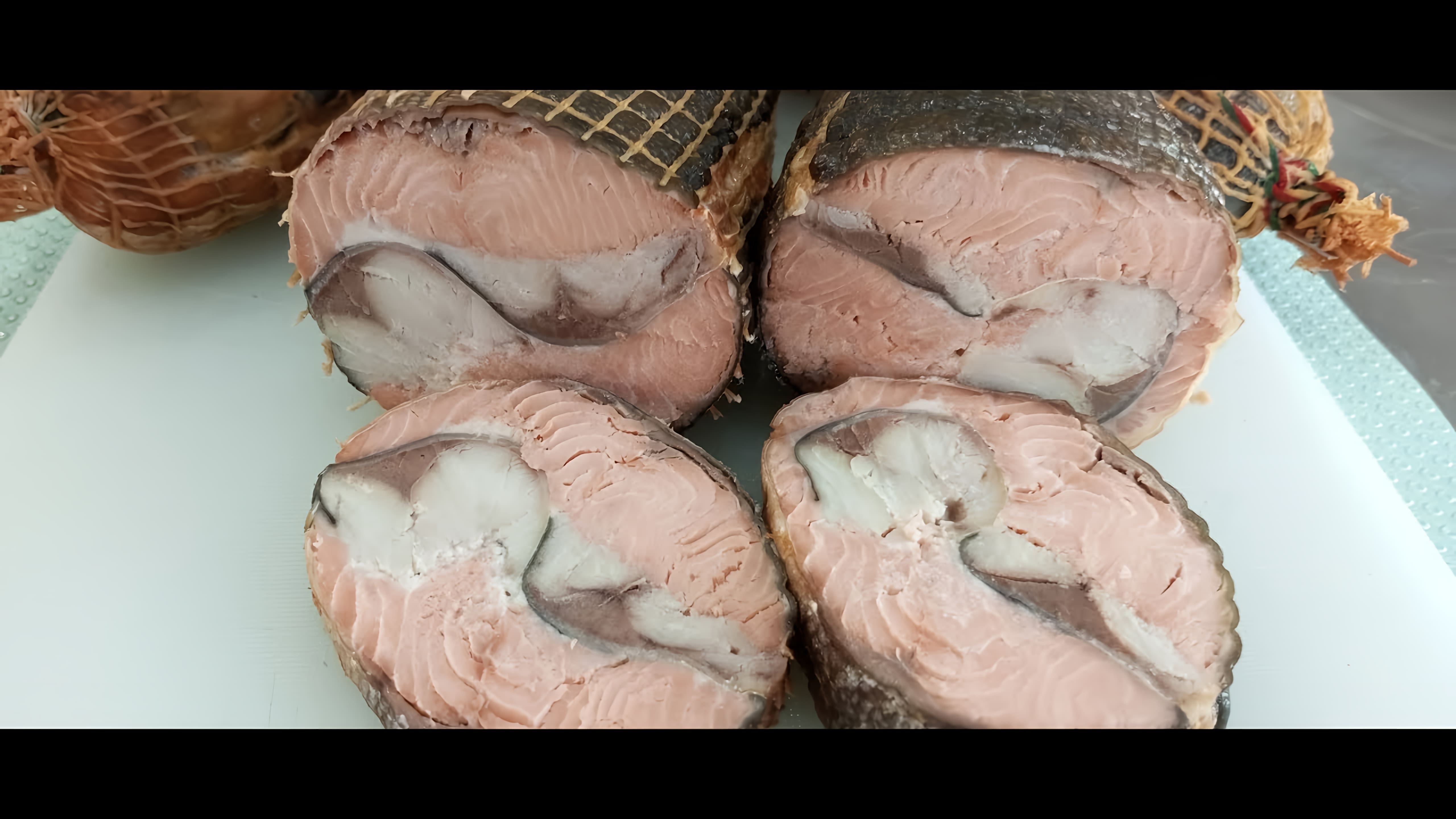 В этом видео демонстрируется процесс приготовления рыбного рулета из горбуши и скумбрии