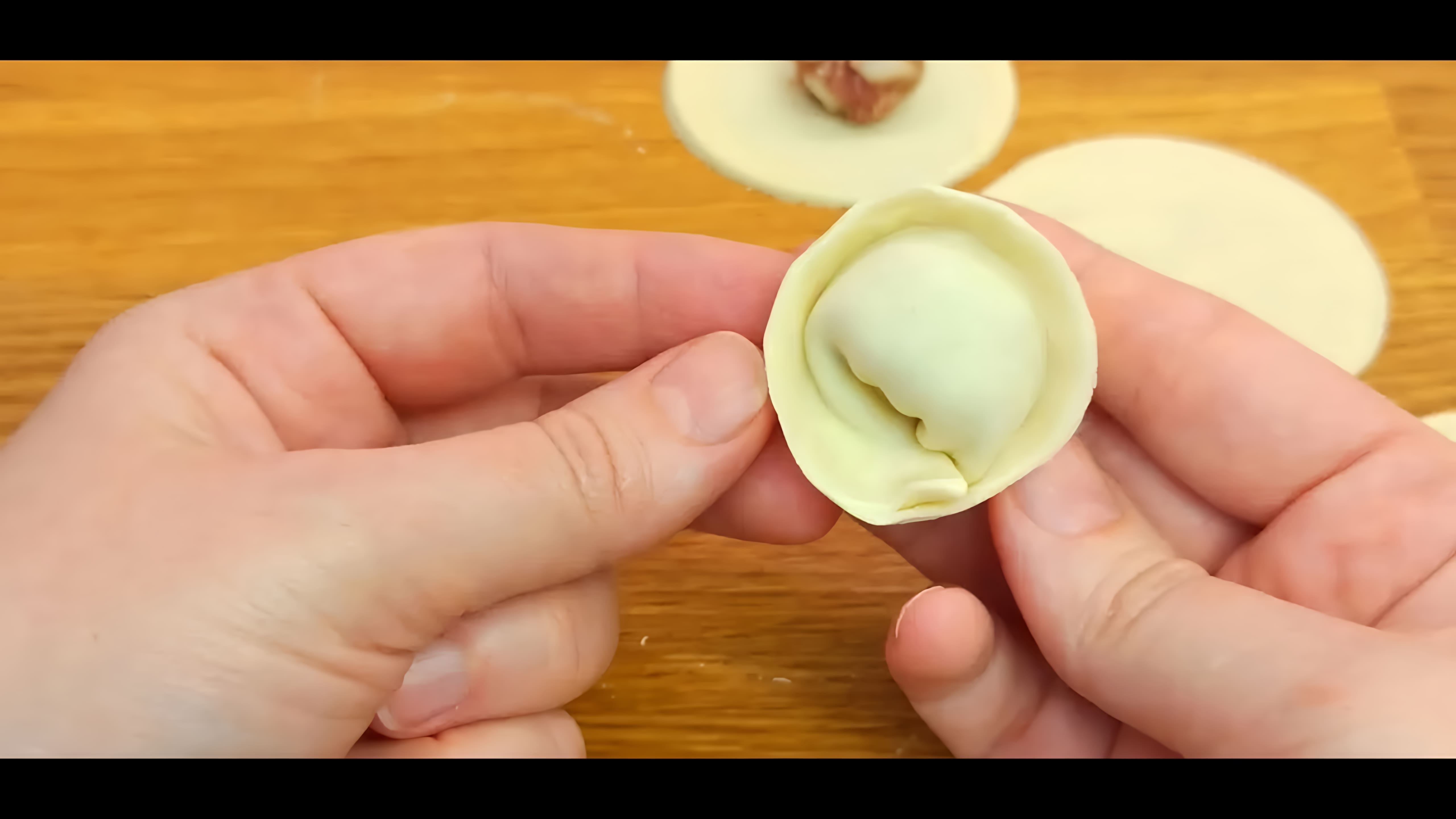 В этом видео-ролике будет рассказано о том, как приготовить идеальное тесто для пельменей, которое не рвется, не липнет и не разваривается