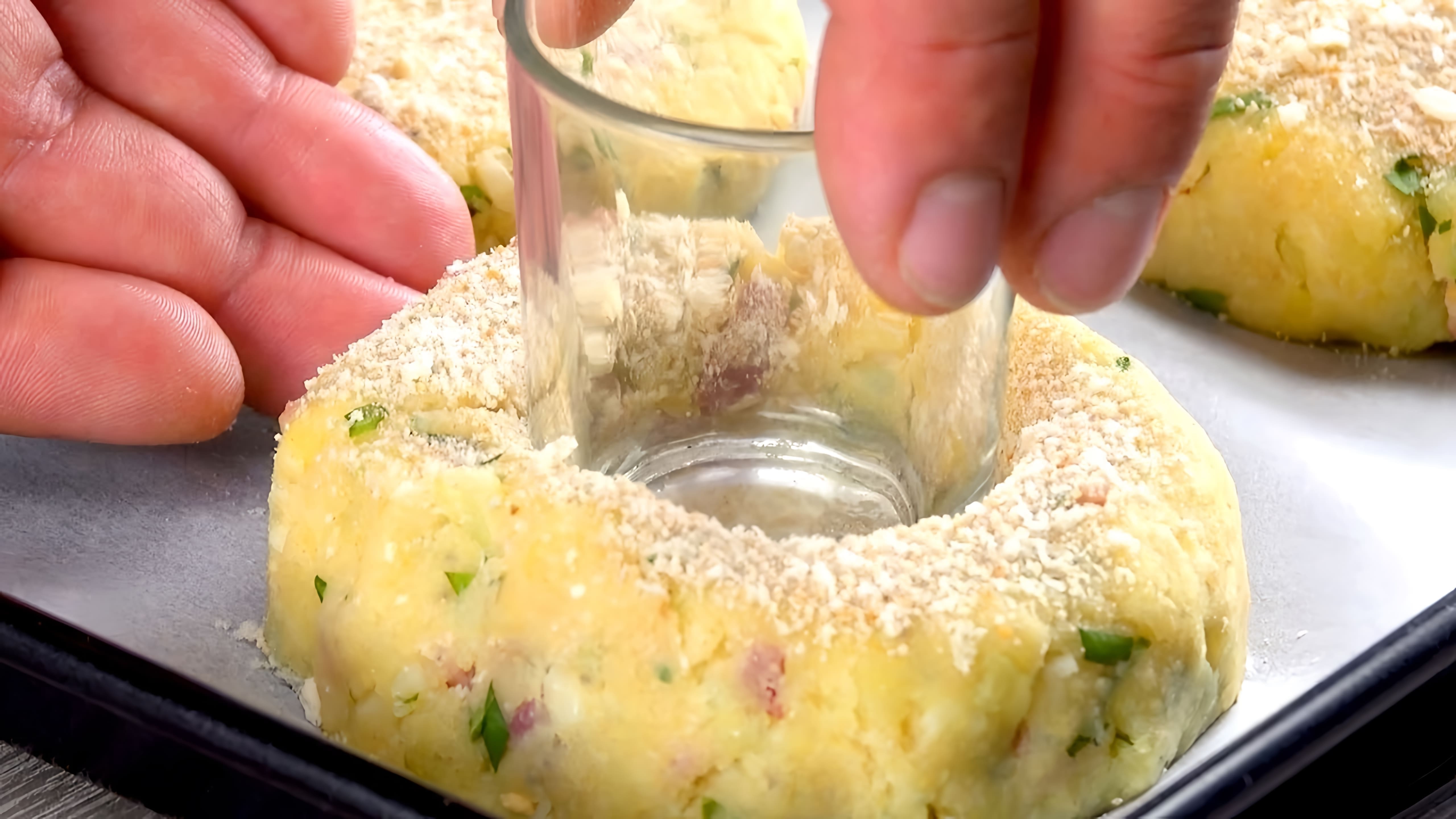 В этом видео-ролике мы покажем простые закуски из вареного картофеля, которые понравятся всем