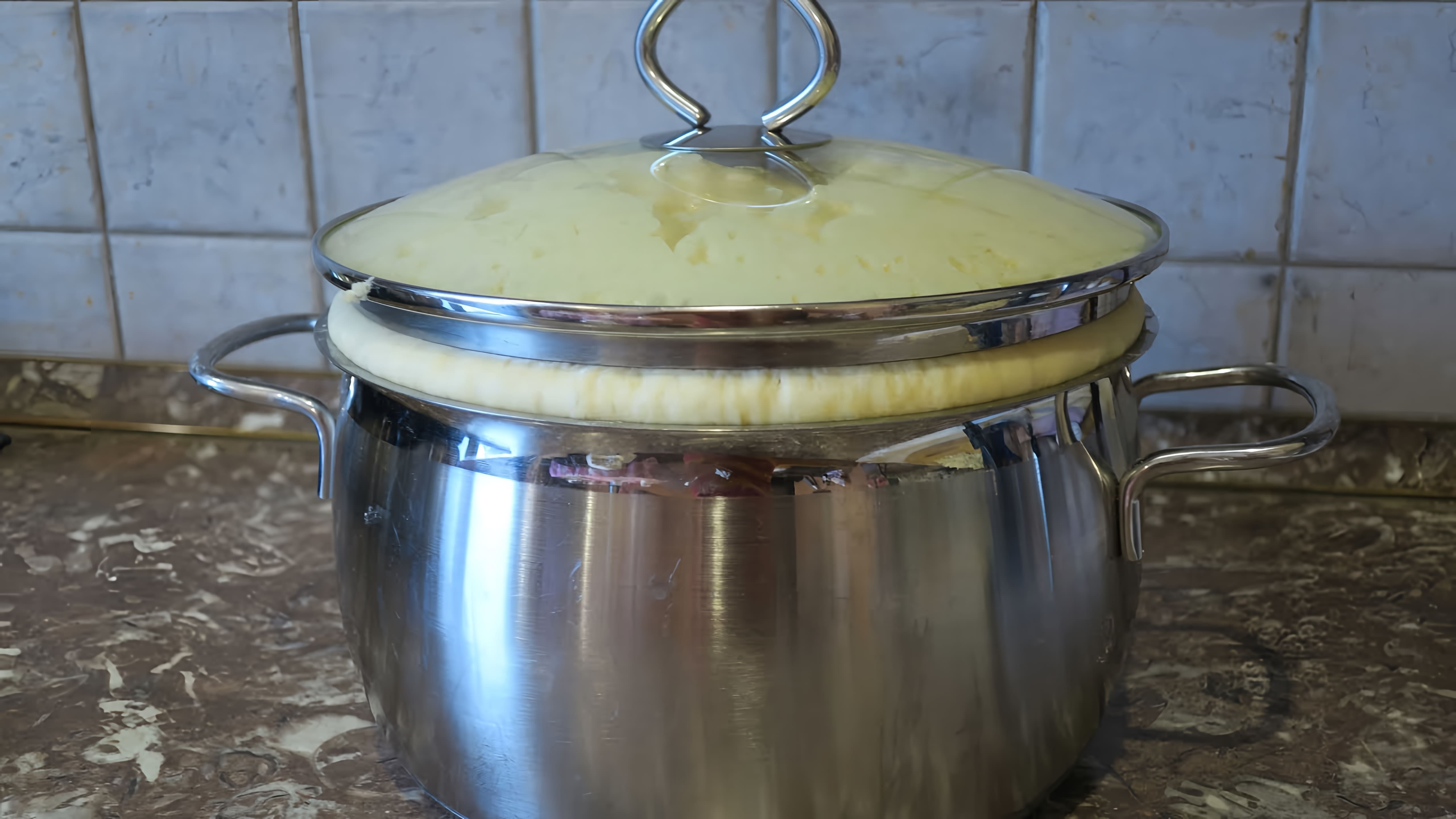 В этом видео демонстрируется процесс приготовления теста для пирогов по бабушкиному рецепту