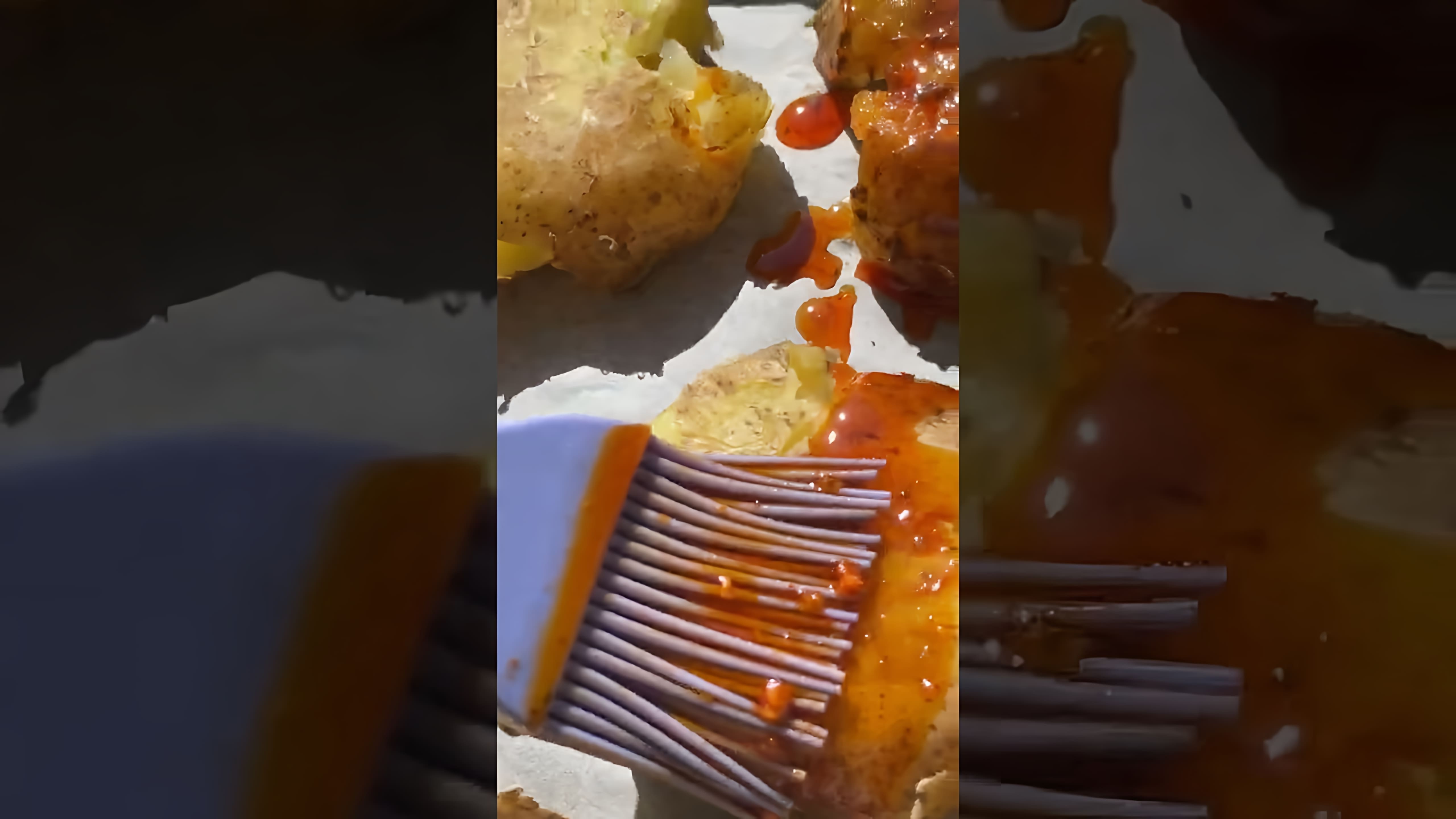 В этом видео демонстрируется простой и быстрый способ приготовления вкусной картошки в духовке