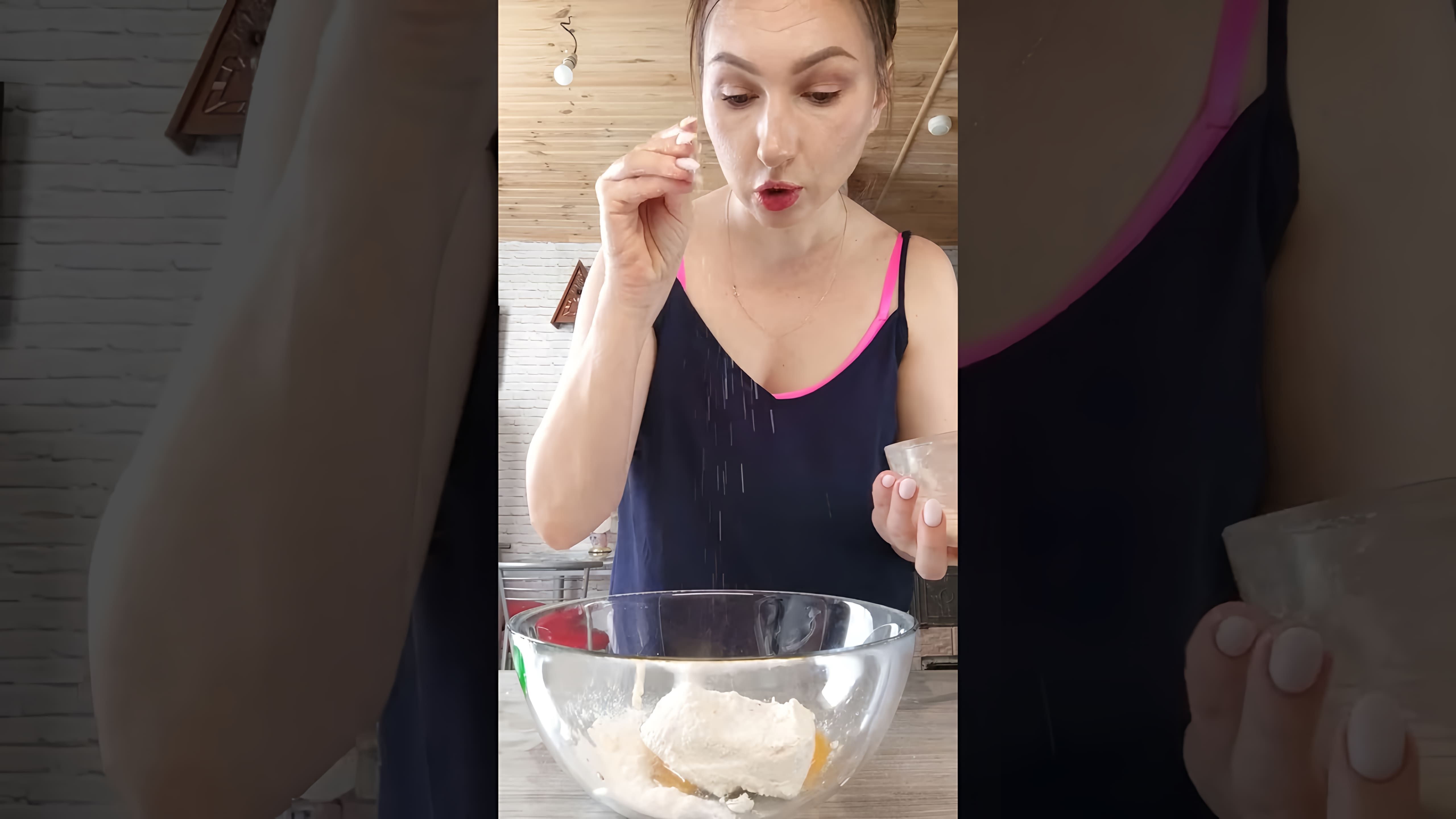 Видео рецепт сырников, русских блинов, приготовленных из творога