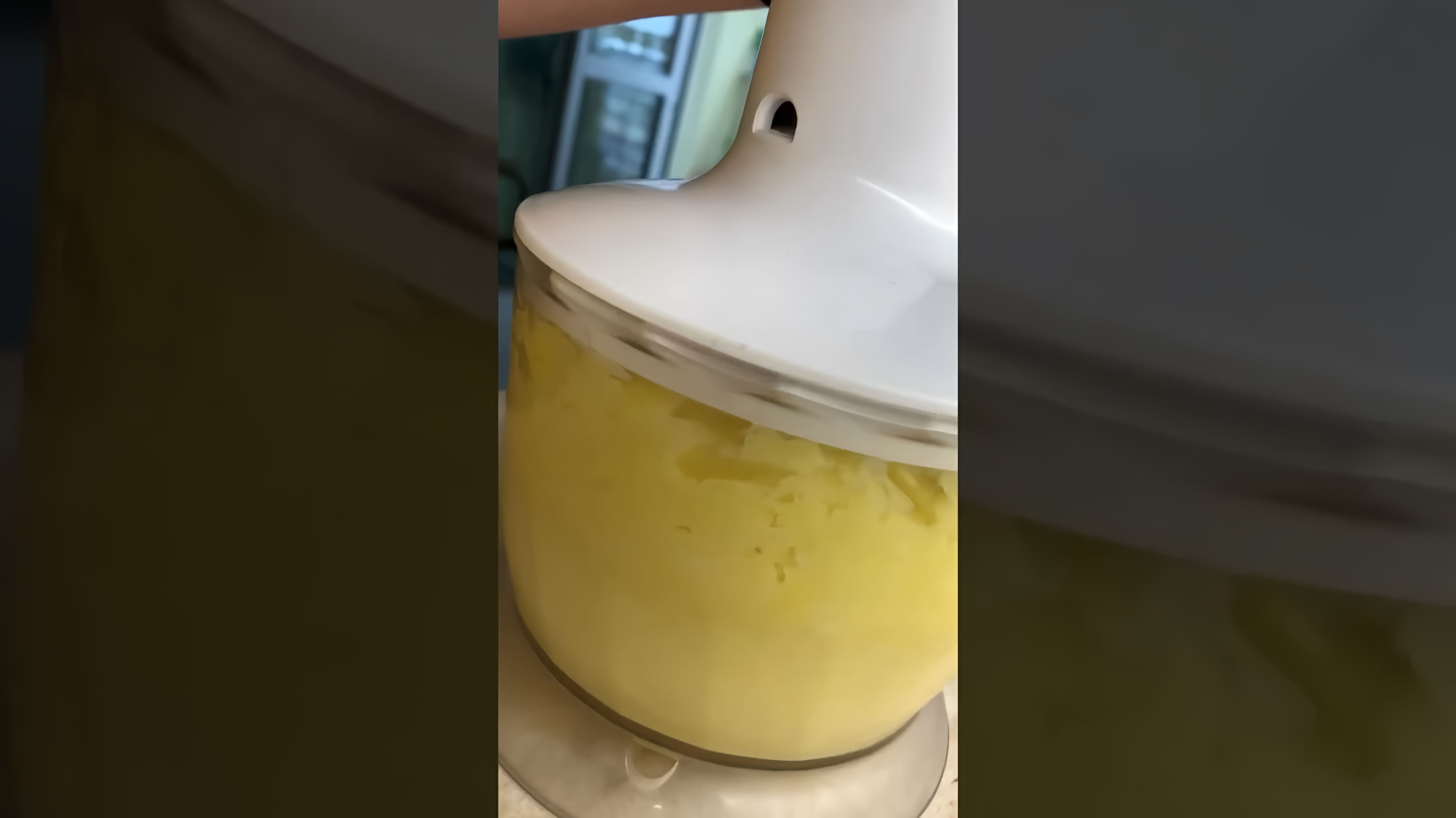 В этом видео демонстрируется процесс приготовления картофельной бабки в духовке