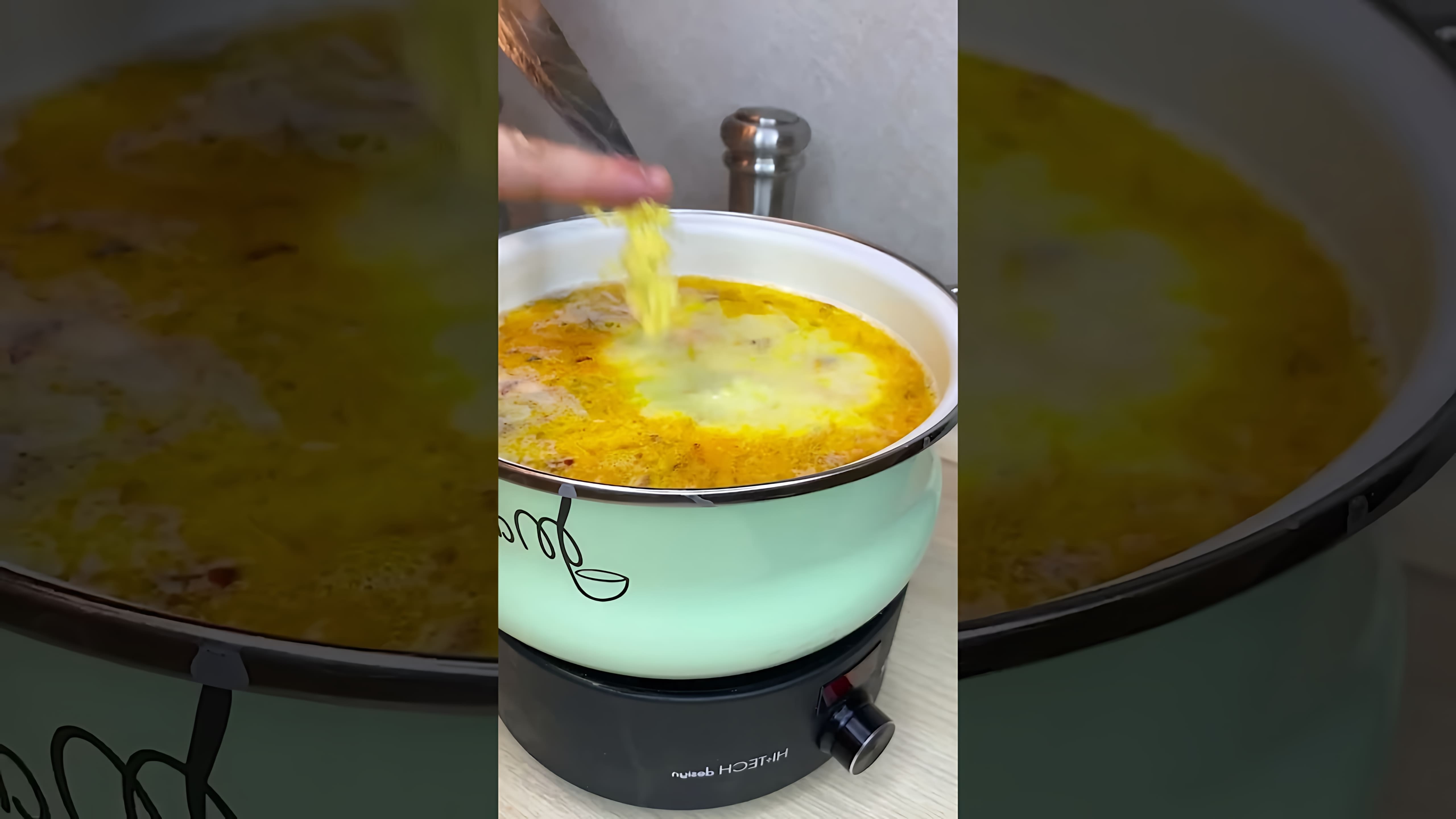 В этом видео демонстрируется рецепт сливочного супа с креветками