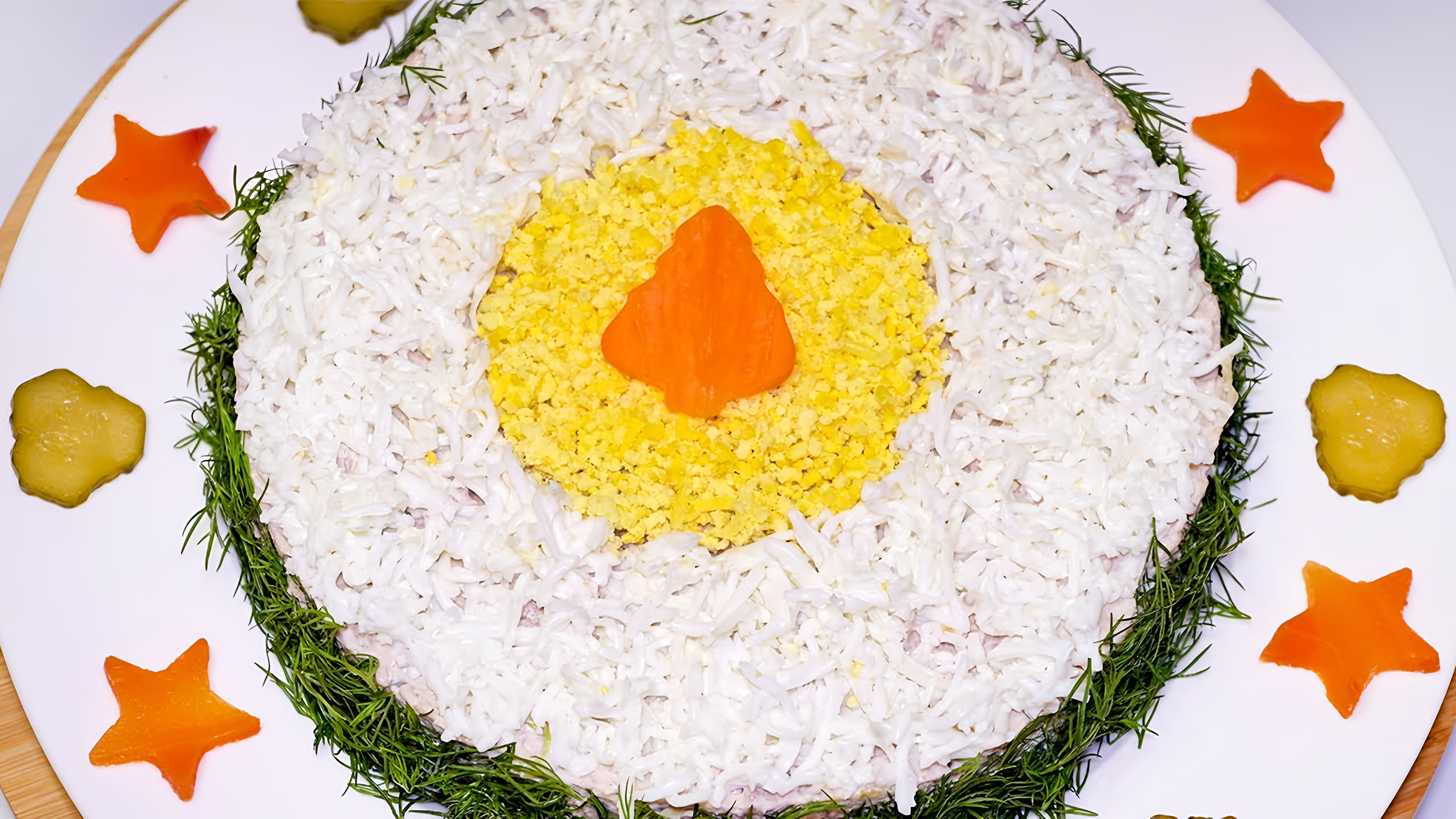 В этом видео демонстрируется рецепт праздничного салата с языком, солеными огурчиками и другими ингредиентами