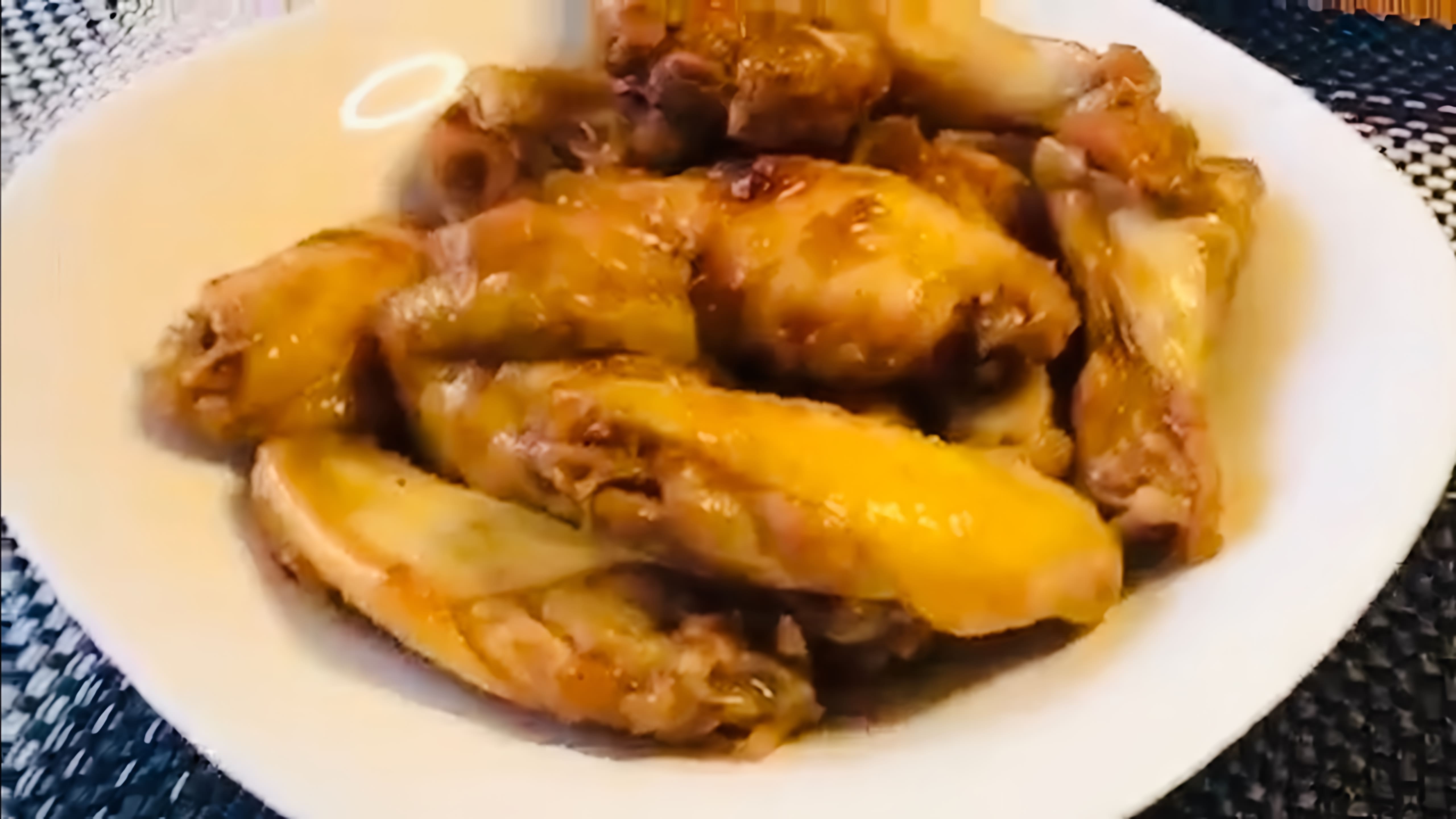 В этом видео-ролике рассказывается о том, как приготовить вкусные и ароматные куриные крылышки с луком на сковороде