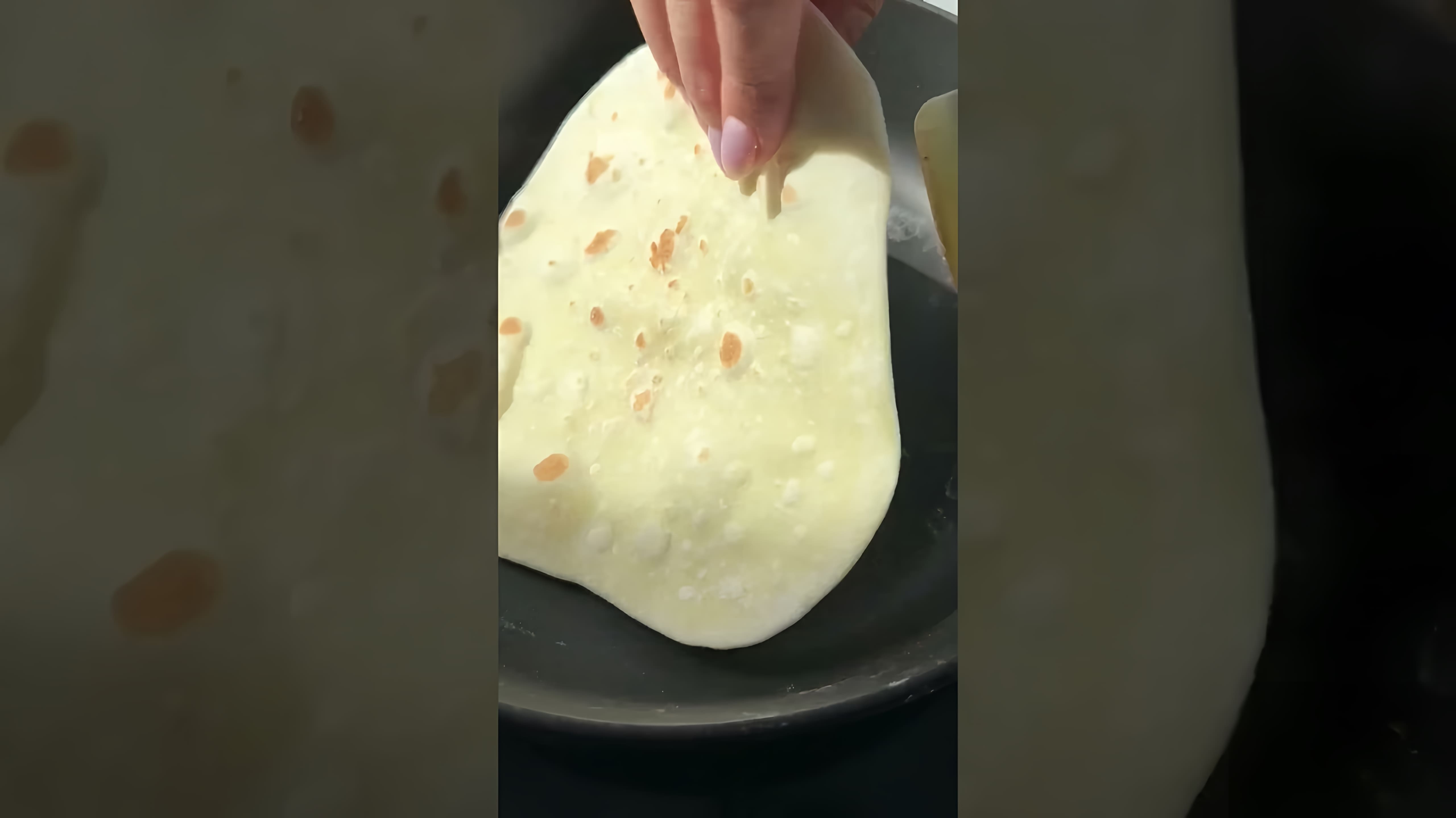 В этом видео показано, как приготовить греческую питу