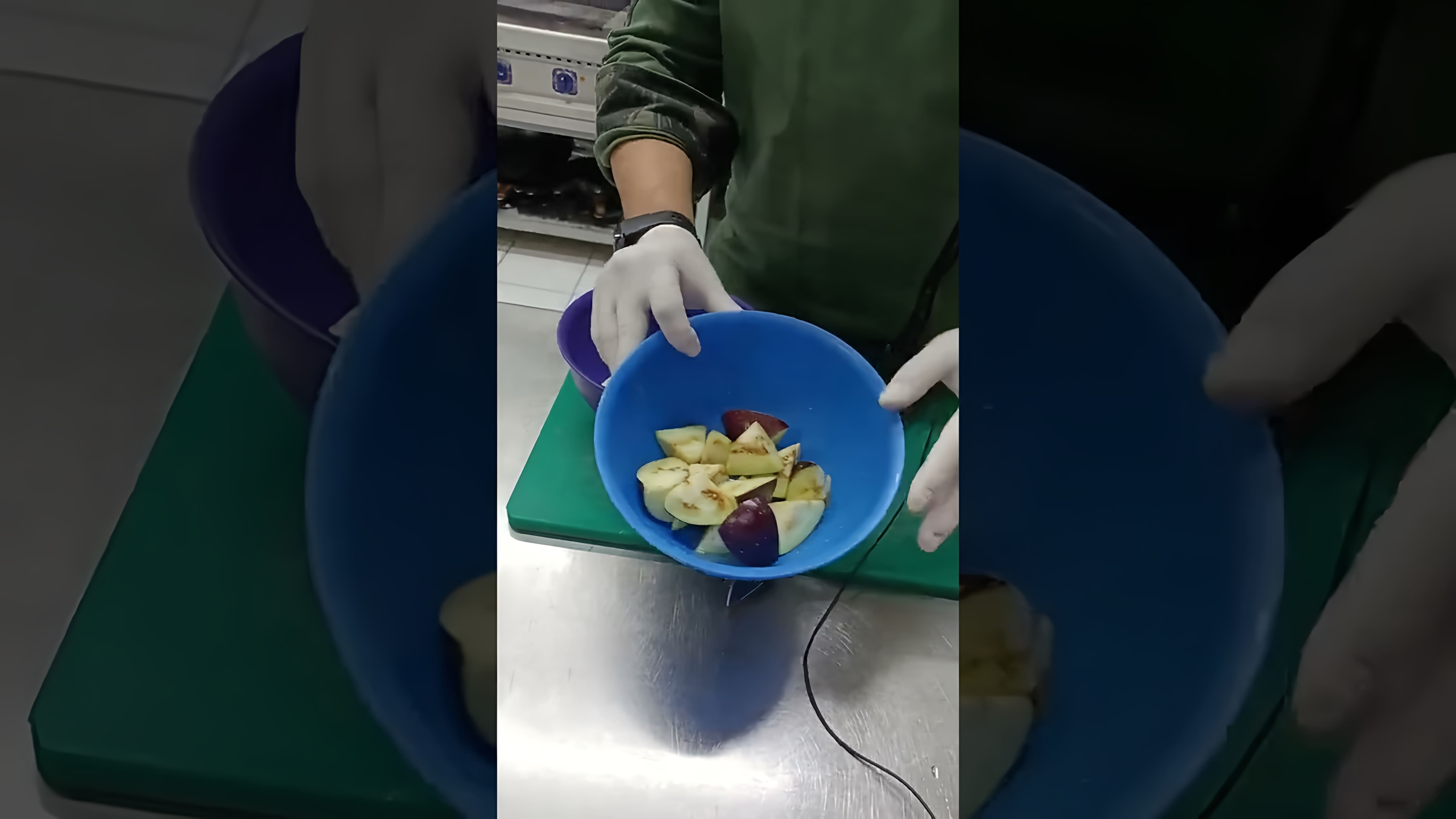В этом видео шеф-повар Нариман готовит салат из баклажанов с соусом чили