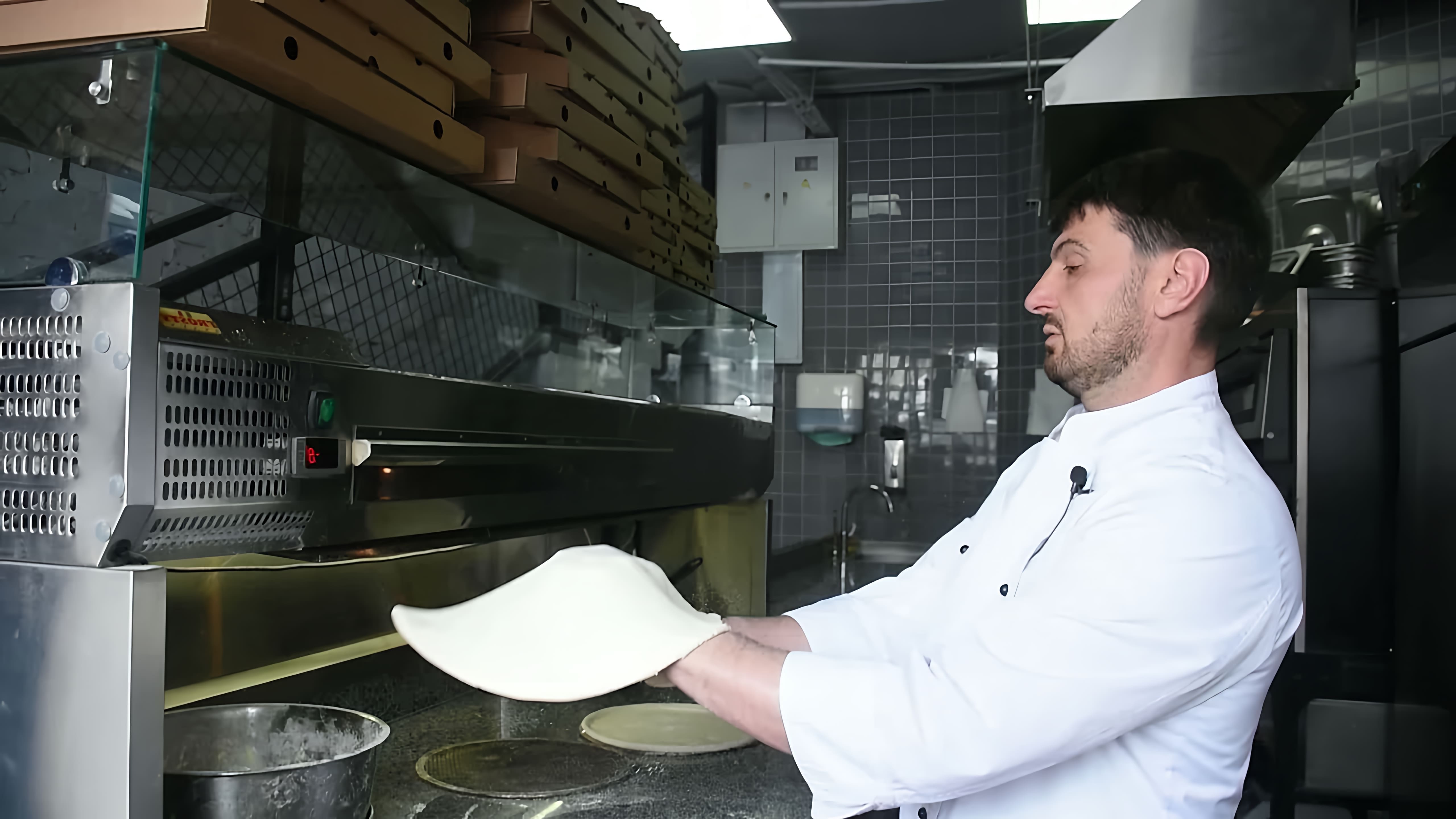 В этом видео рассказывается о том, как правильно укладывать ингредиенты на пиццу